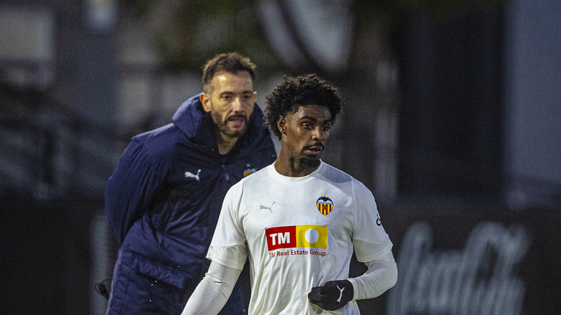 Corberán mira a Thierry en el entrenamiento del Valencia CF Corberán mira a Thierry en el entrenamiento del Valencia CF