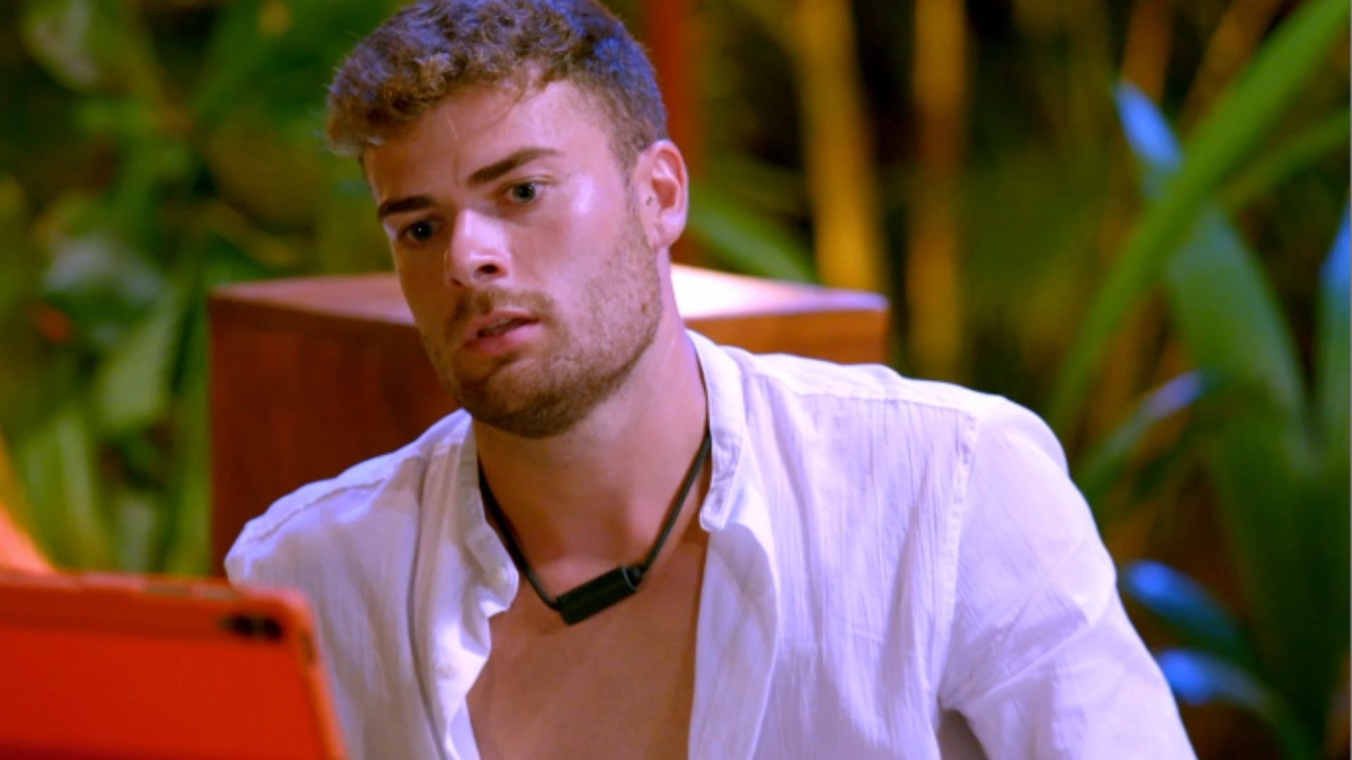 La reacción de Darío al ver a Almudena y Borja juntos en la cama: “¿Qué está pasando ahí?”