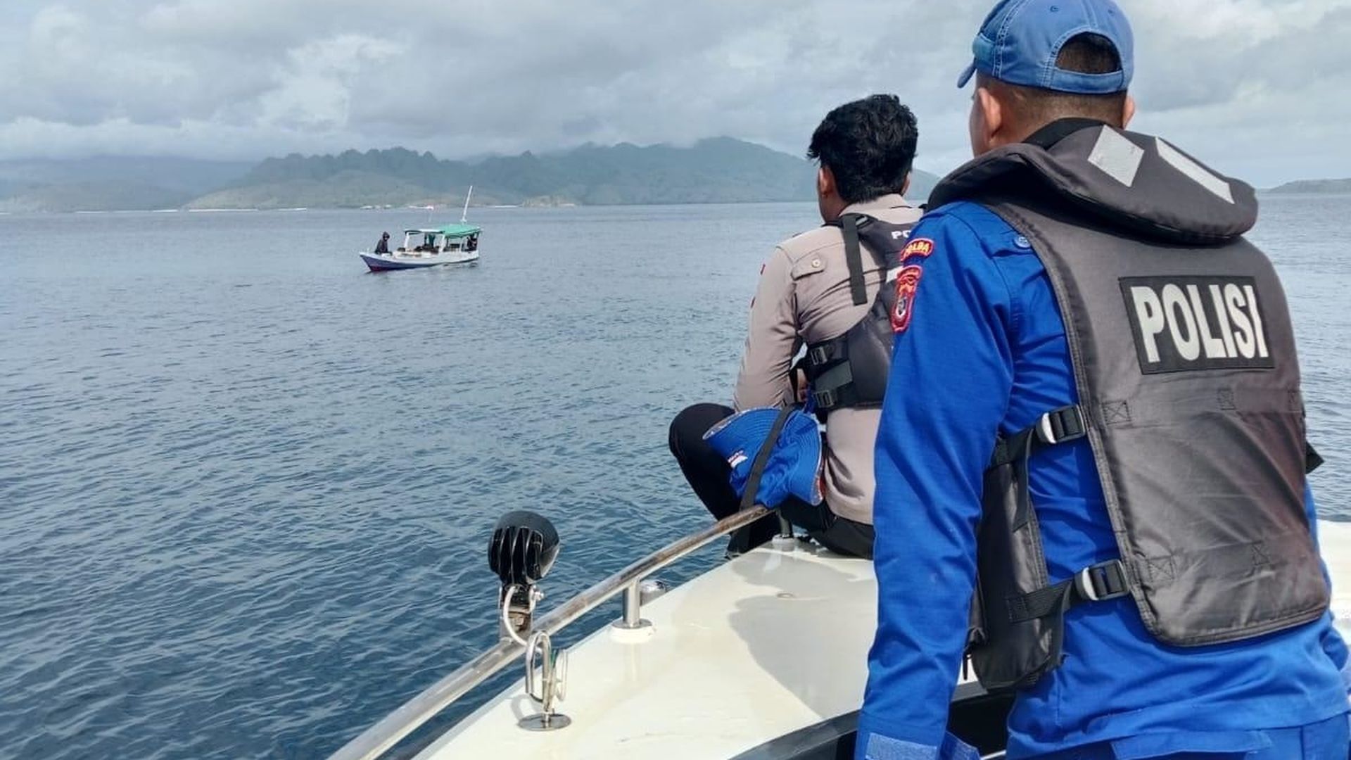 Encuentran el cuerpo de una niña presuntamente víctima del hundimiento del barco de los españoles desaparecidos en Indonesia Encuentran el cuerpo de una niña presuntamente víctima del hundimiento del barco de los españoles desaparecidos en Indonesia