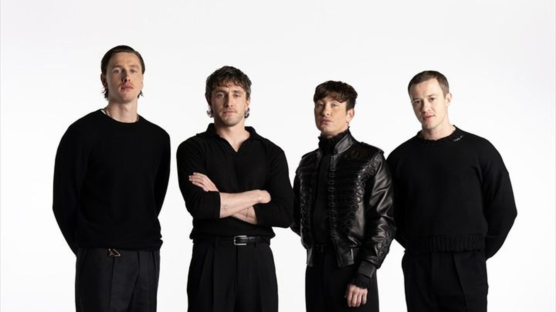 Harris Dickinson, Paul Mescal, Barry Keoghan y Joseph Quinn posan para anunciar su nueva película sobre los Beatles.