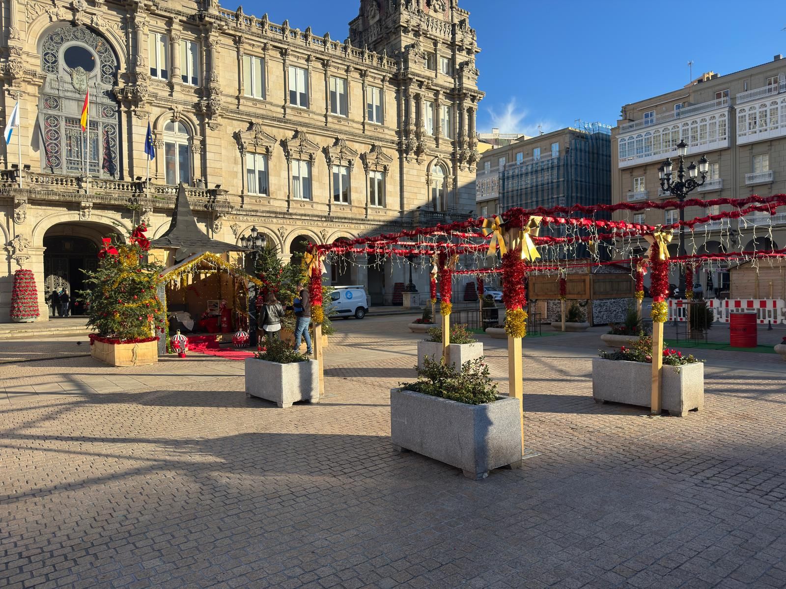 Imagen de día del Mercado Navideño de A Coruña donde deberían estar los adornos y las actividades infantiles