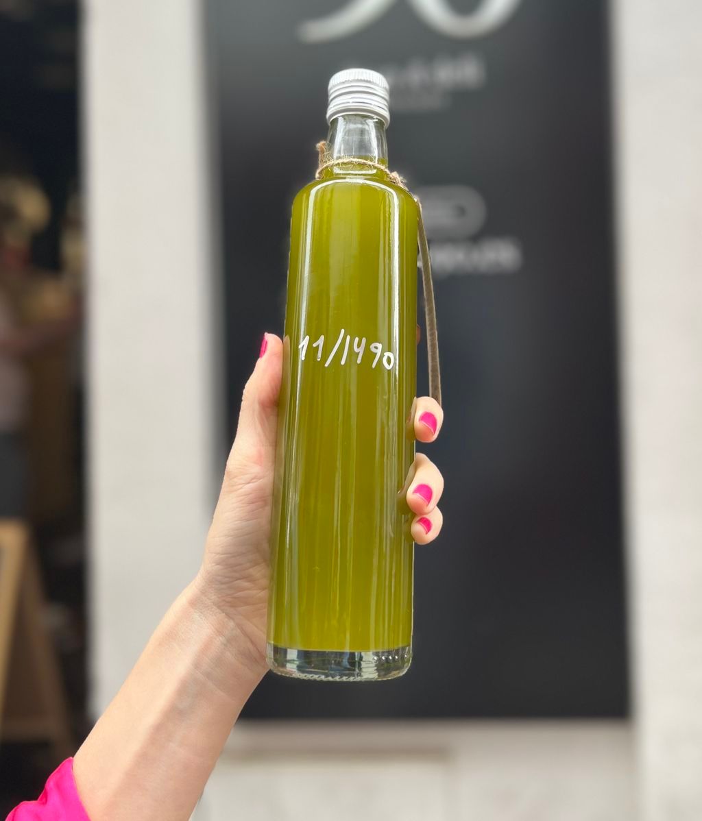 Una de sus codiciadas botellas de aceite de primera prensada