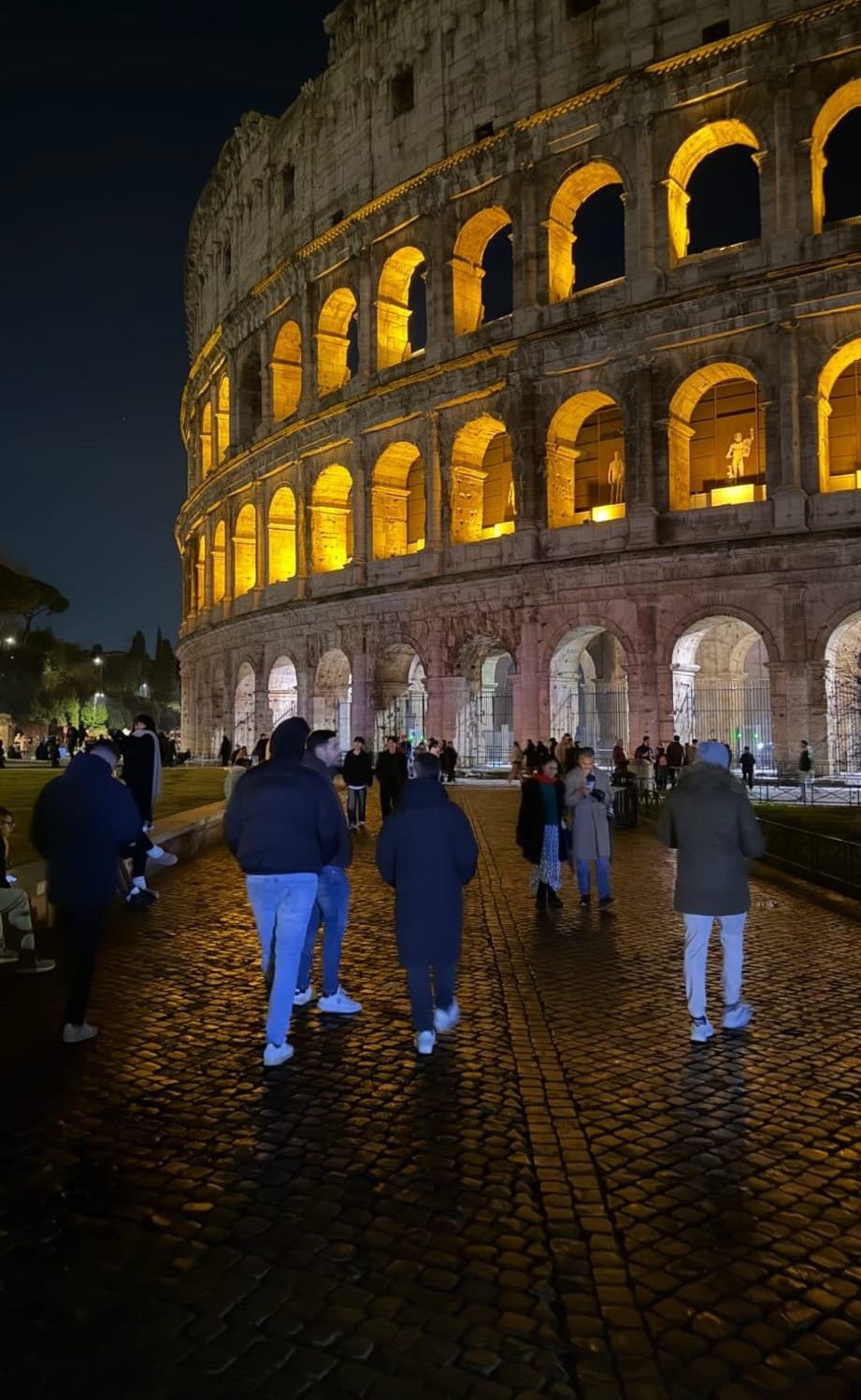 Iván Alejo junto a sus amigos en Roma.