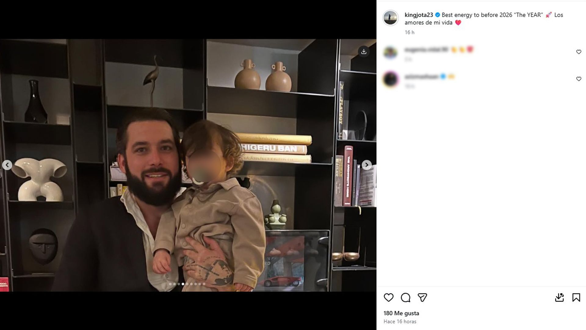 Jota Peleteiro, con su hijo pequeño, Mansour Malik, en brazo