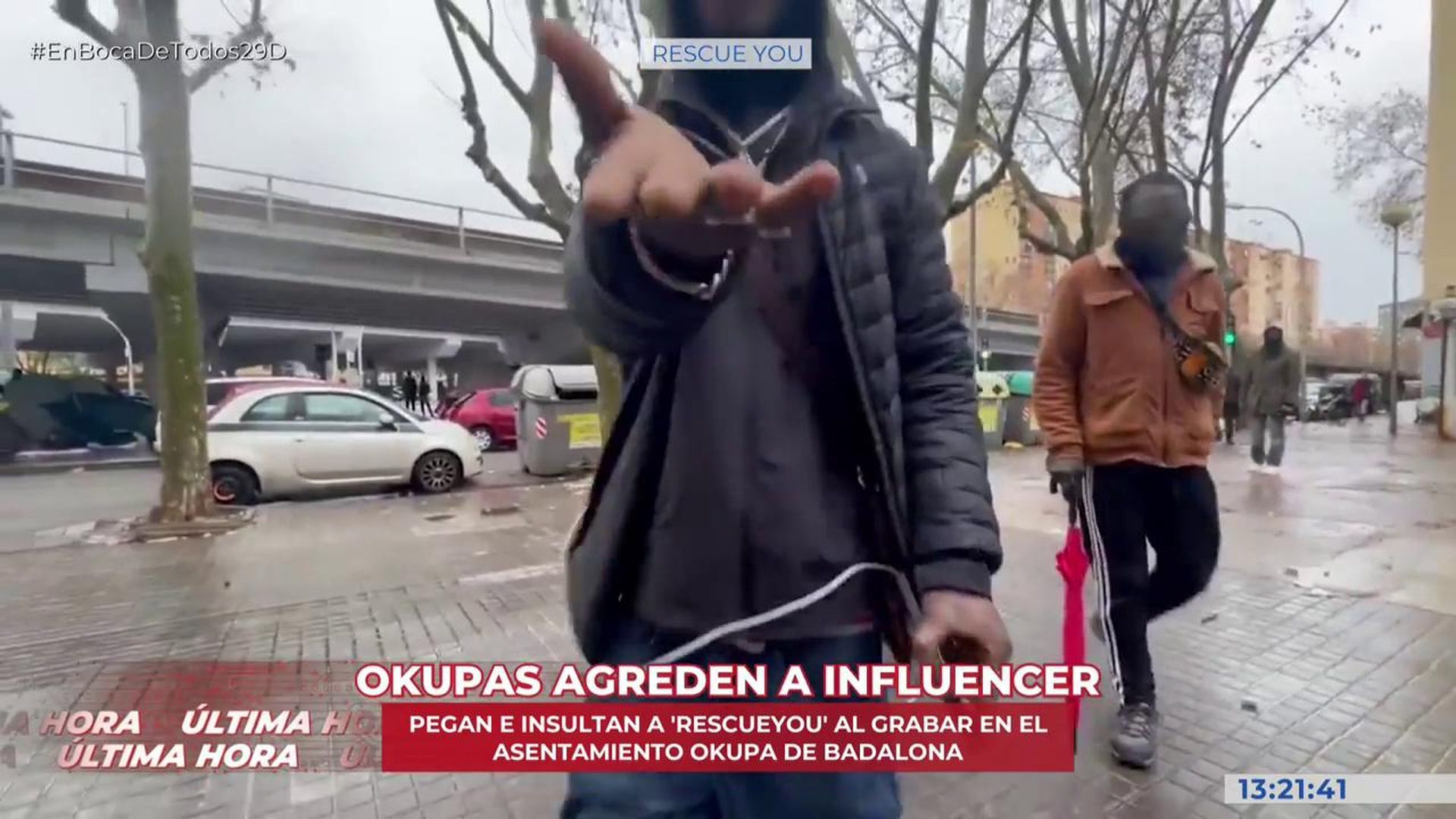 Los okupas increpan a un influender en Badalona y le impiden grabar su realidad: “Nos mienten, no hay niños”