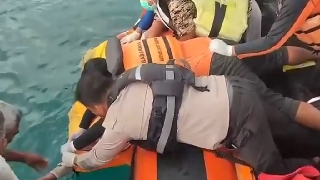 Así han recuperado el cuerpo de Lia ante los ojos de su madre tras el naufragio en Indonesia