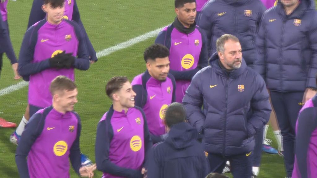 Ronald Araujo, muy arropado por Hansi Flick y sus compañeros en su vuelta a los entrenamientos