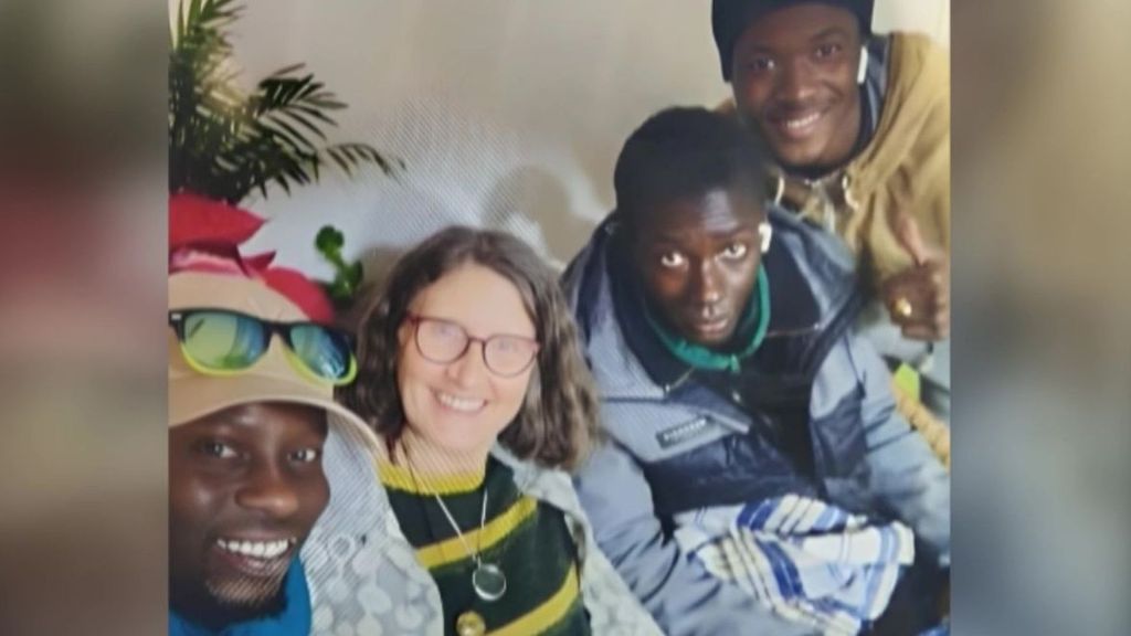 Vecinos de Badalona como Ángela o Carles se vuelvan en ayudar a los migrantes desalojados