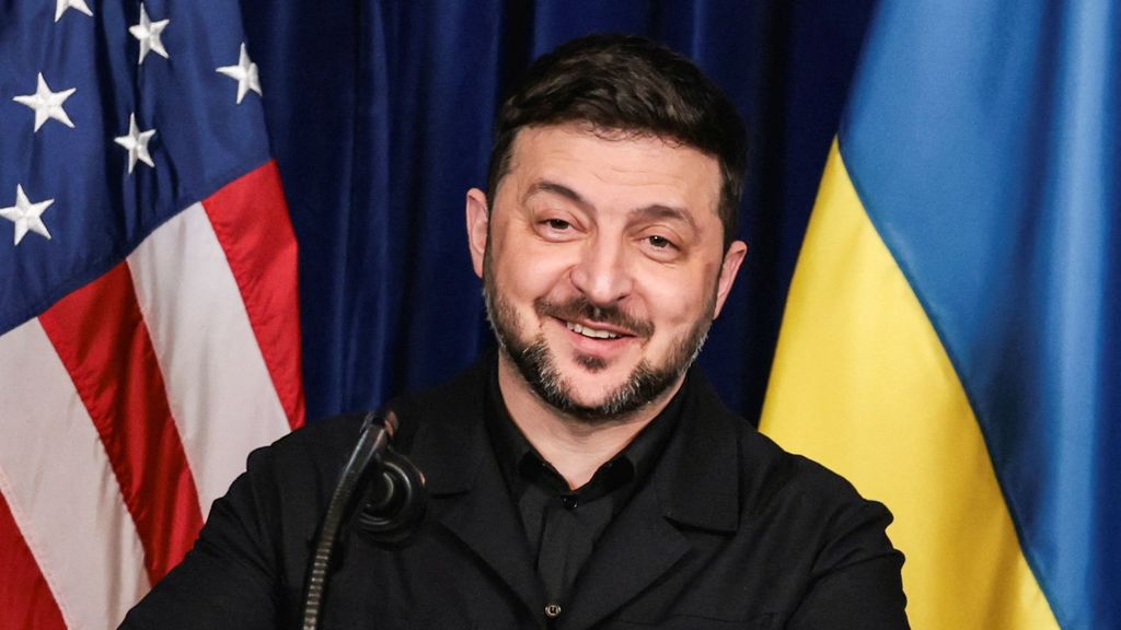 Volodomir Zelenski no puede evitar sonreír sarcásticamente al oír a Donald Trump decir que Rusia quiere lo mejor para Ucrania