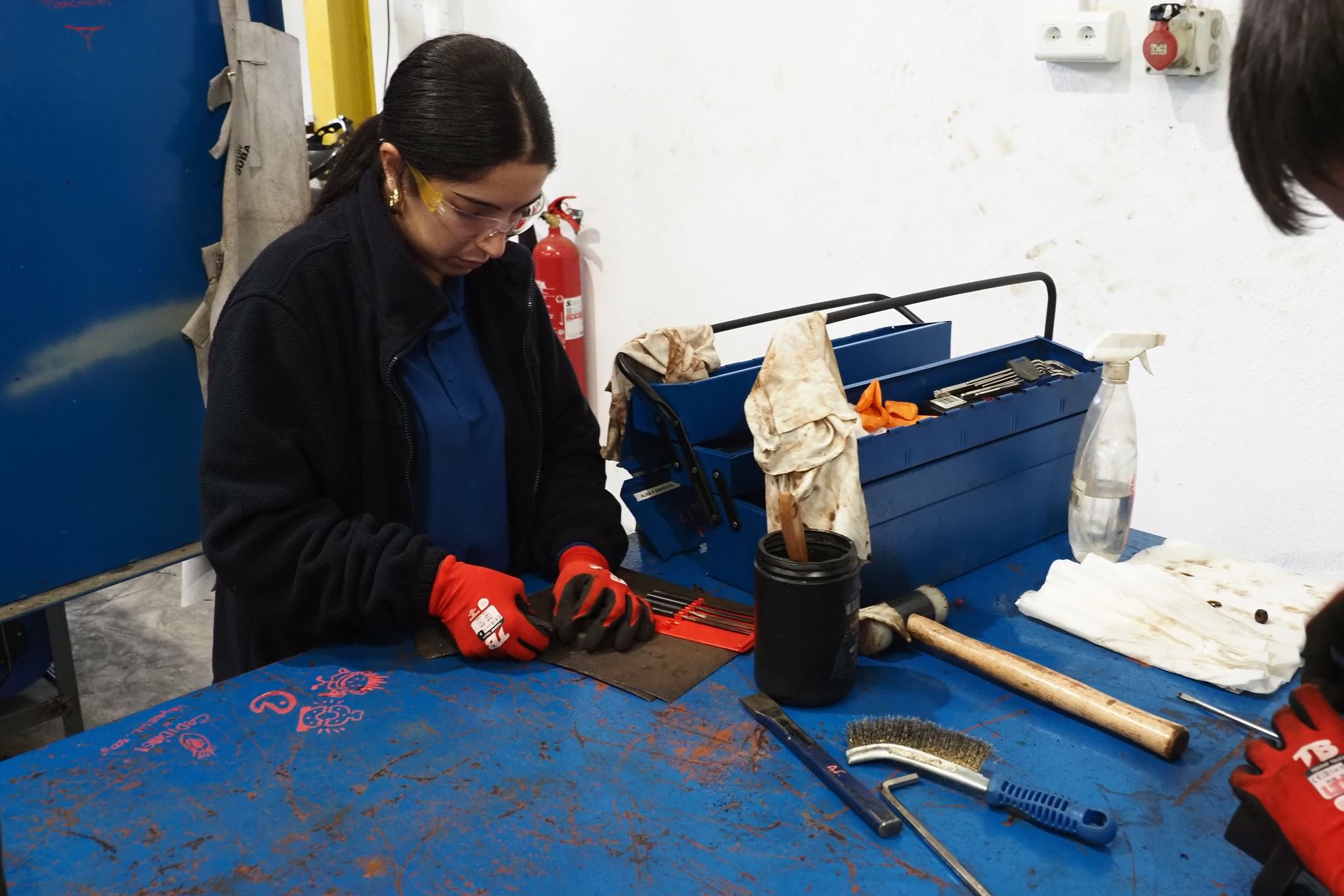 Alumna del curso realizando labores