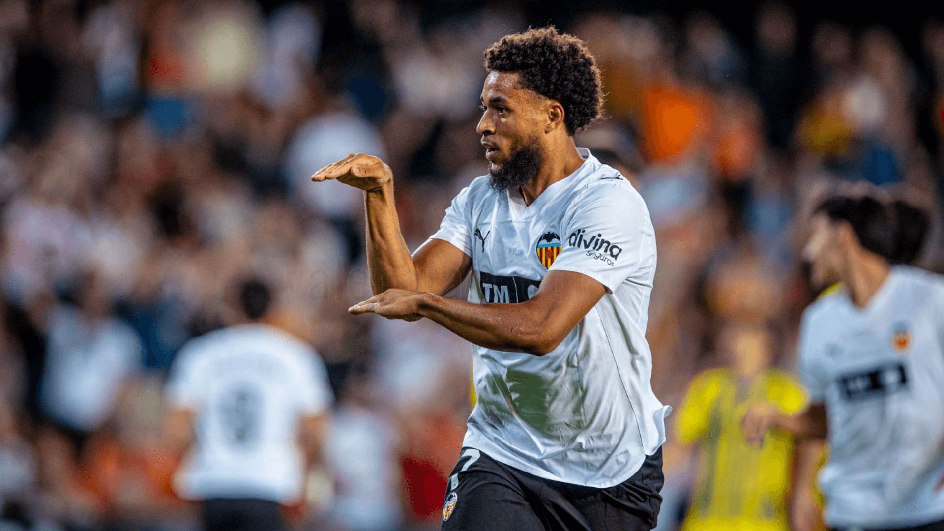 Arnaut Danjuma celebra su gol ante el Oviedo