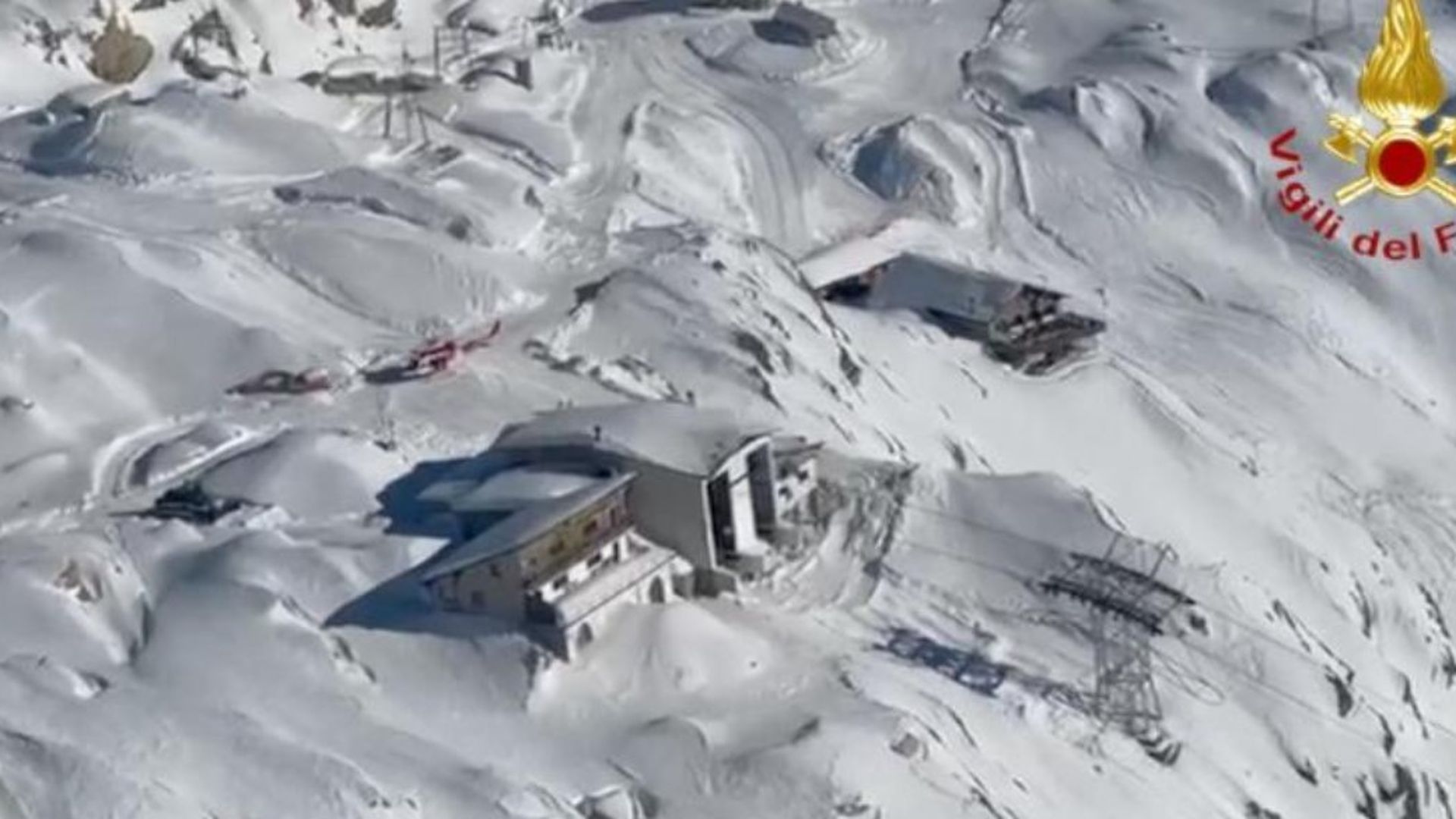 Doce heridos y un centenar de personas rescatadas por el choque de un teleférico en los Alpes italianos