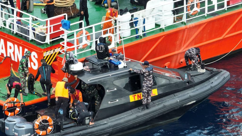 El barco naufragado en Indonesia con una familia de españoles fue golpeado por tres grandes olas debido a "un fenómeno poco común"
