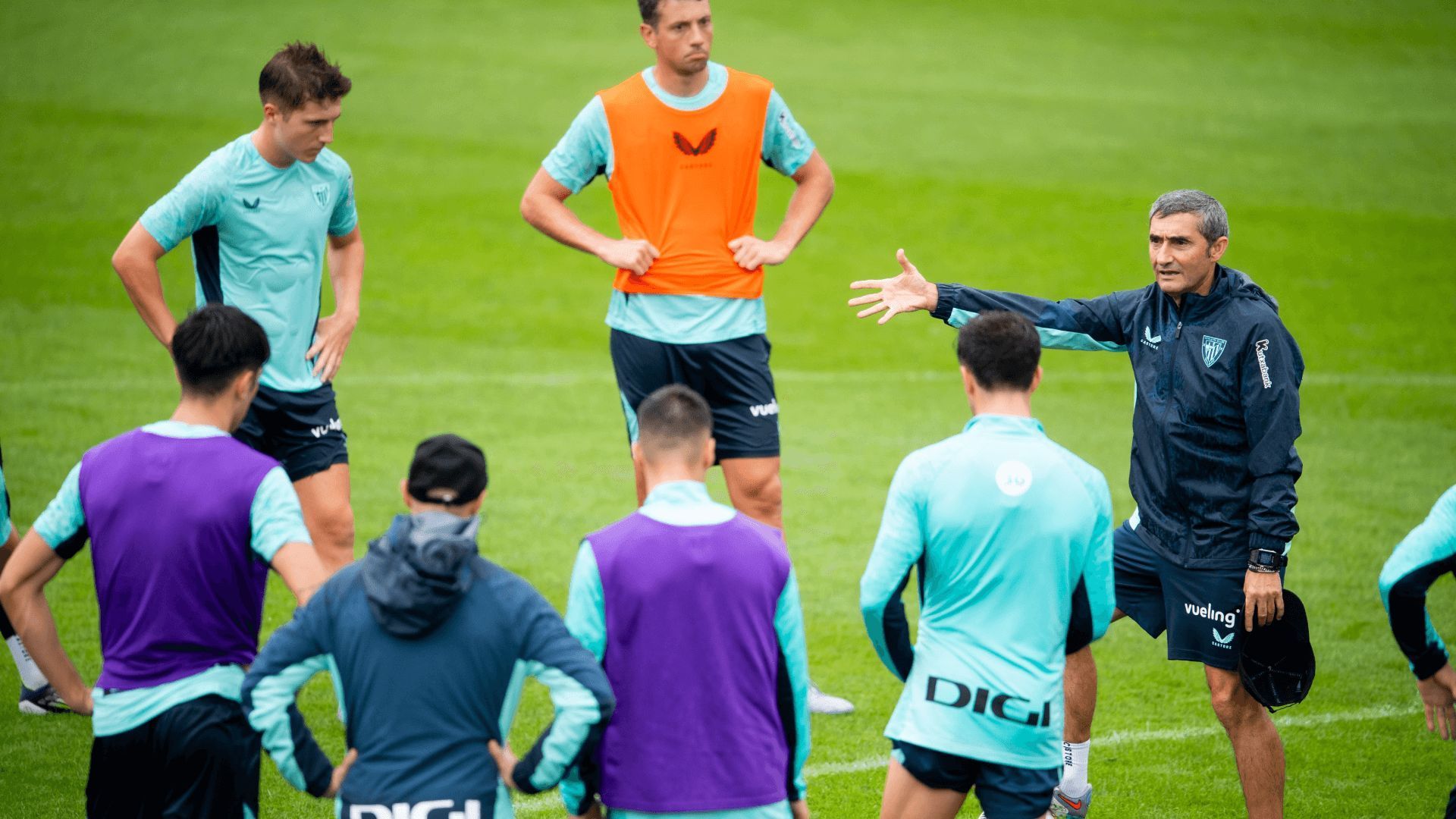 Ernesto Valverde dirige un entrenamiento del equipo