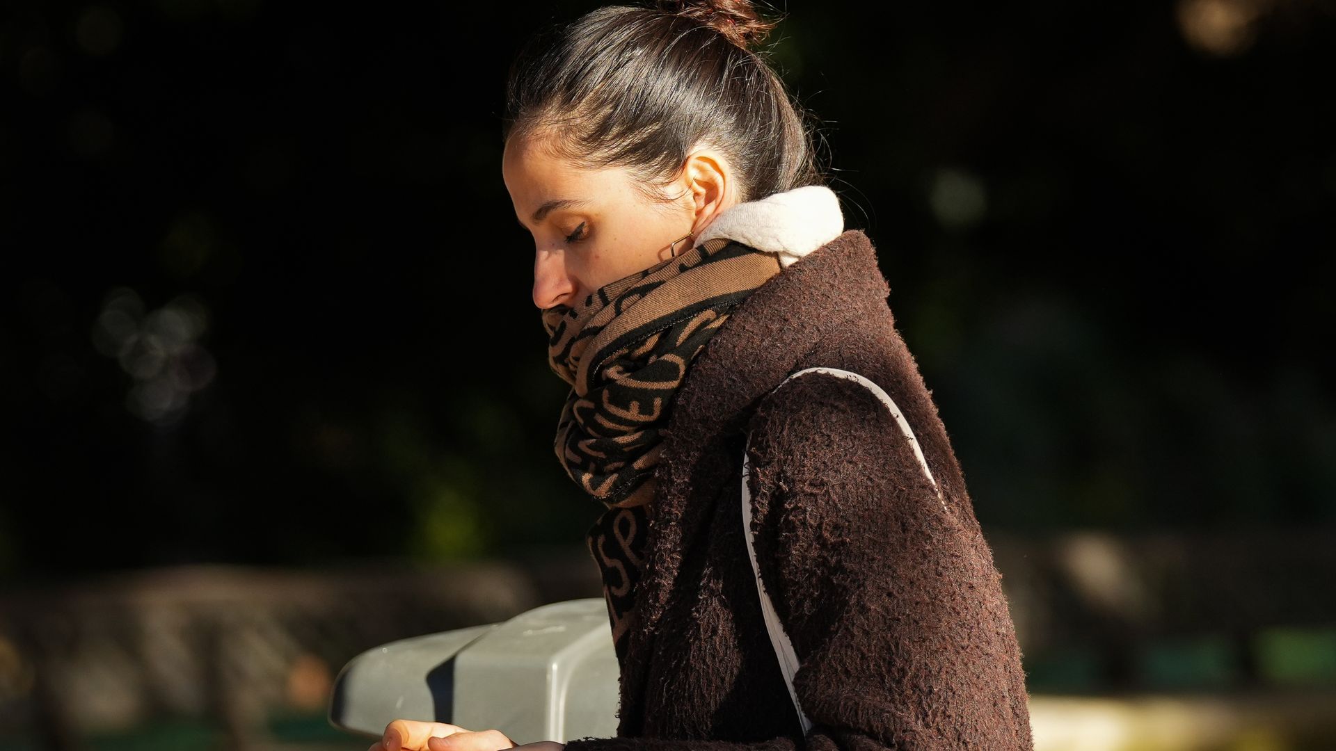 España alcanza las 15 horas máximas de luz solar en verano, pero en invierno el día más corto a penas supera las 9: una doctora explica qué sucede en nuestro cuerpo España alcanza las 15 horas máximas de luz solar en verano, pero en invierno el día más corto a penas supera las 9: una doctora explica qué sucede en nuestro cuerpo
