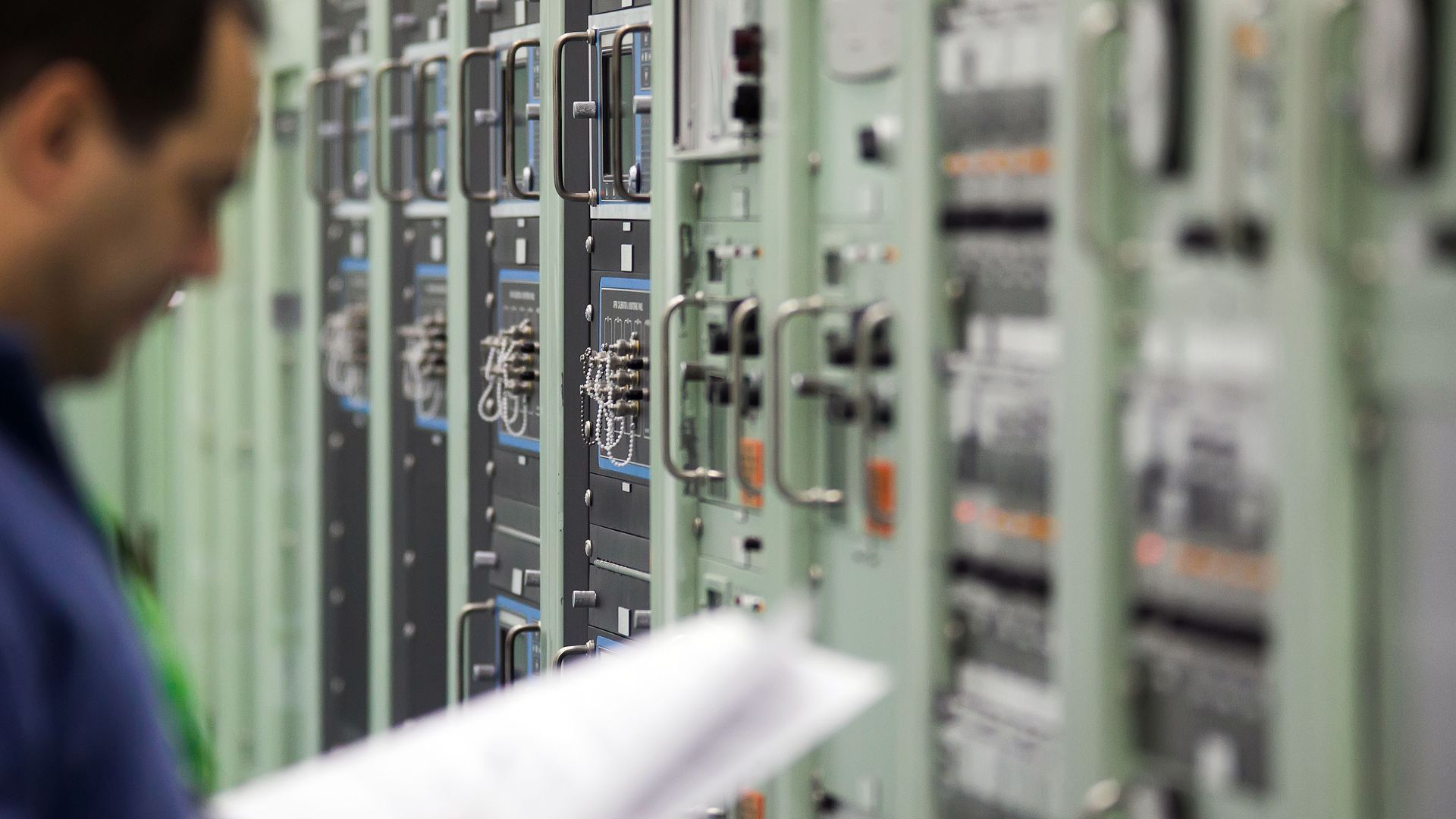 EuropaPress_5594988_empleado_trabaja_sala_control_central_nuclear_santa_maria_garona_23