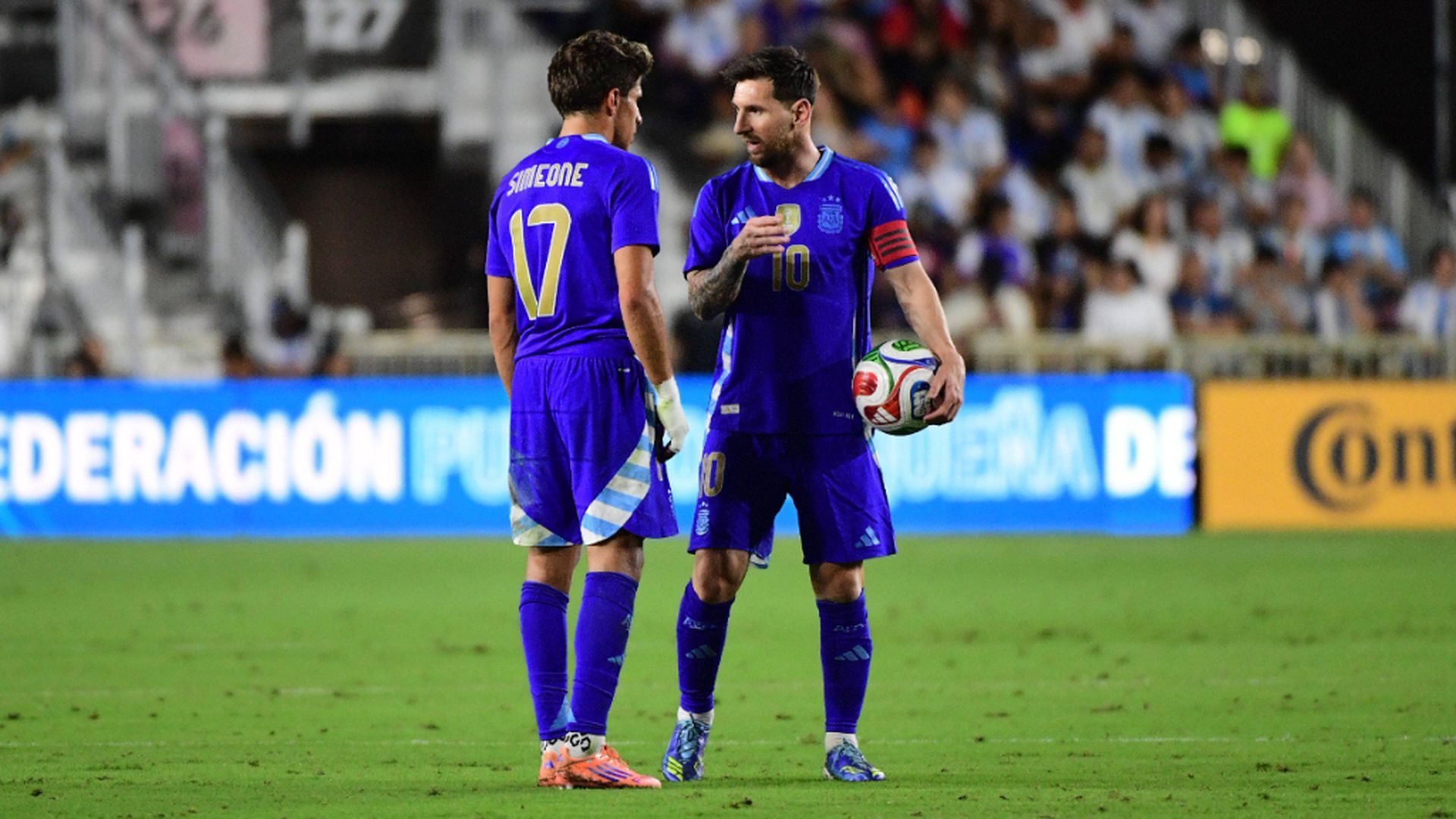 Giuliano Simeone y Leo Messi en un partido de Argentina