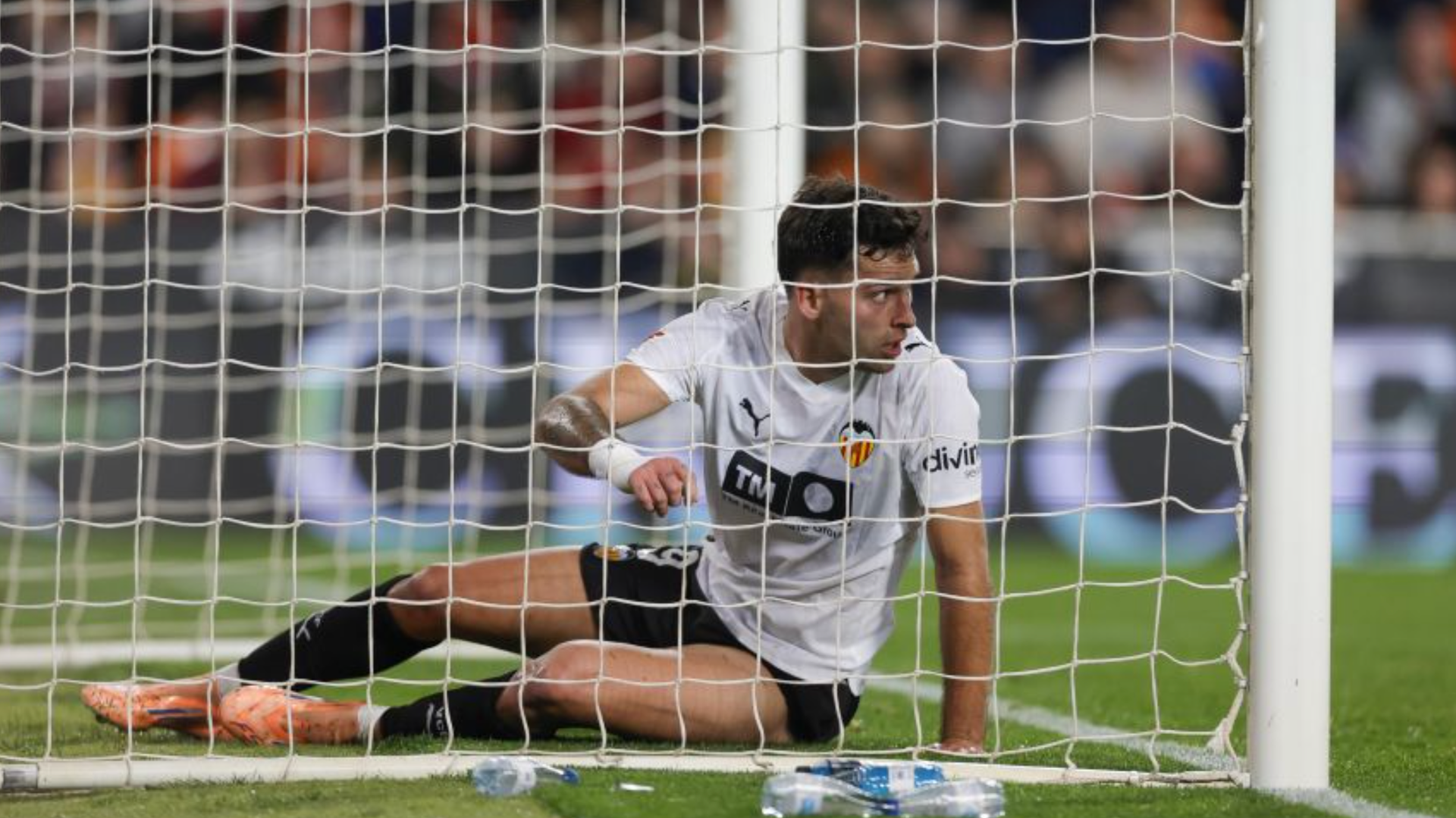 Hugo Duro dentro de la red en el Valencia - Mallorca