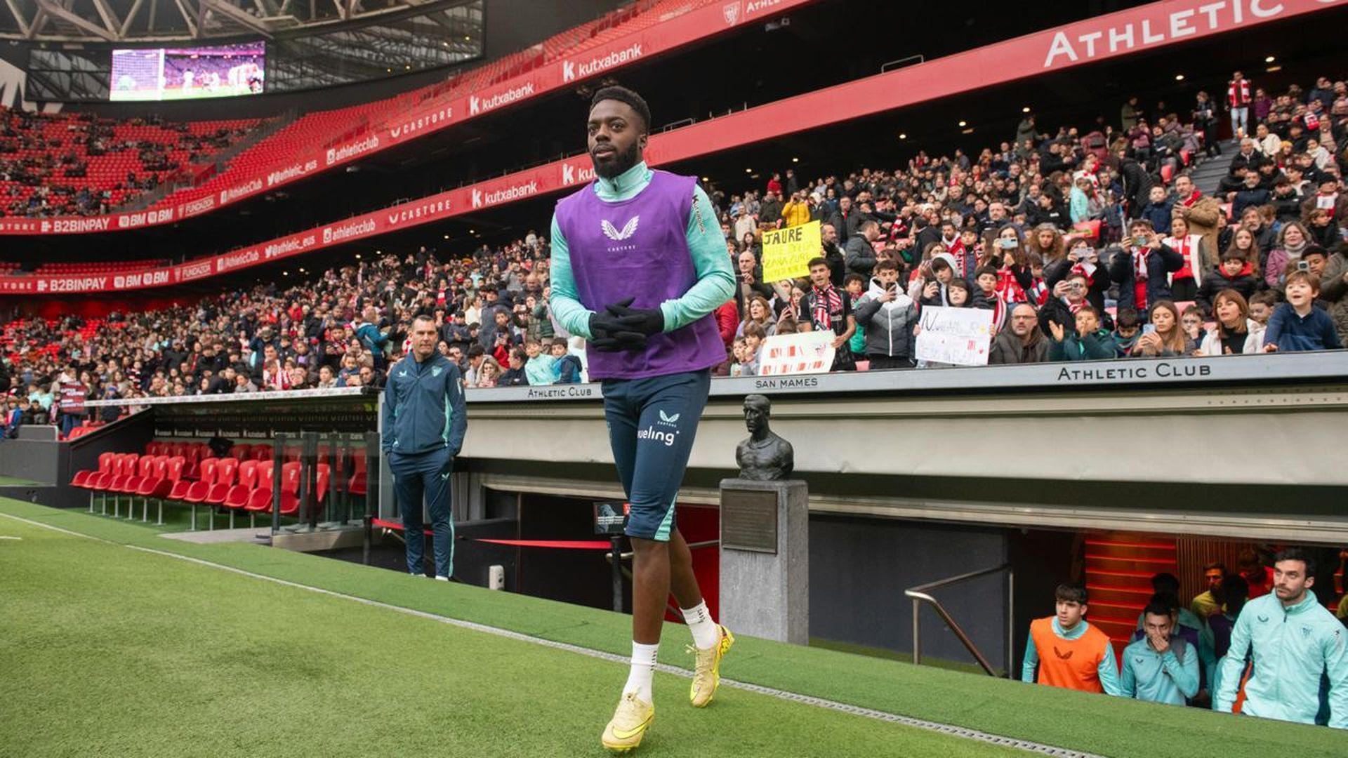 Iñaki Williams salta al entrenamiento con la afición en San Mamés Iñaki Williams salta al entrenamiento con la afición en San Mamés
