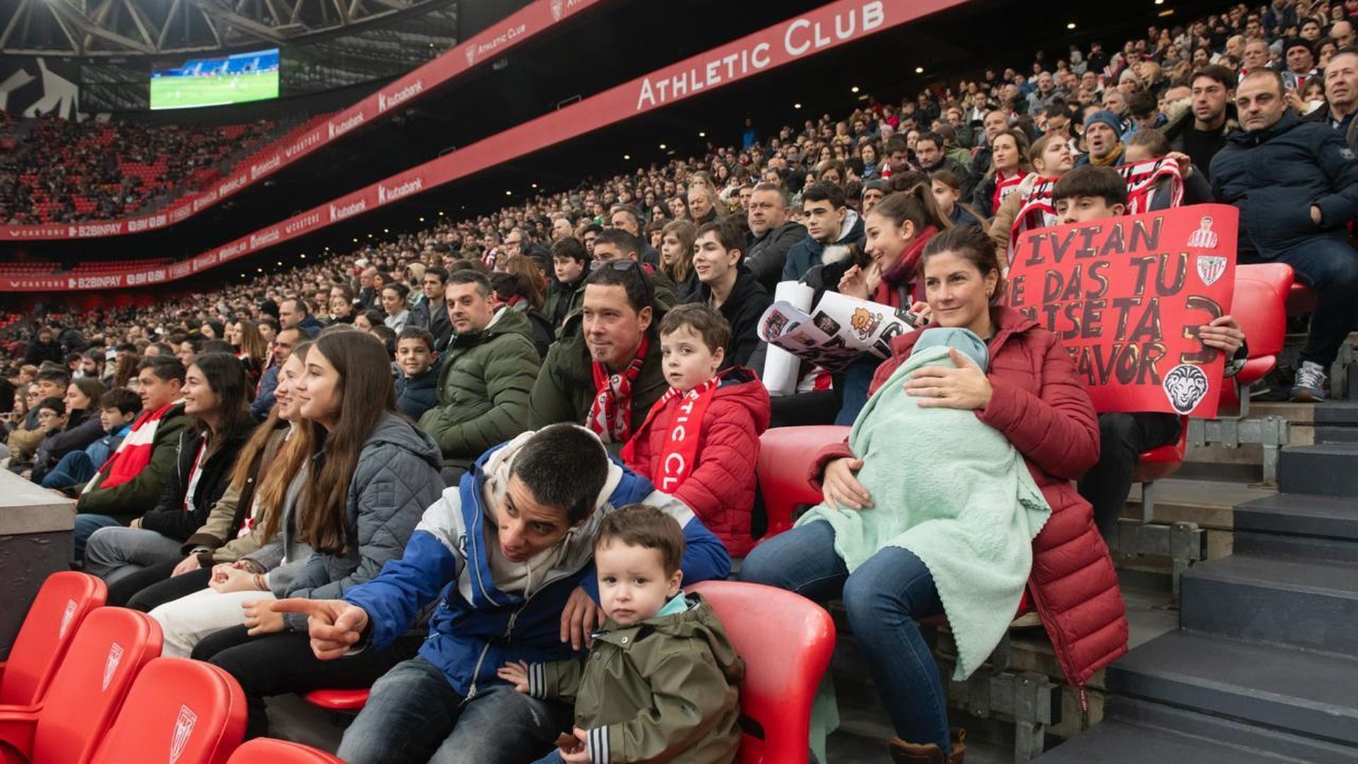 La grada en el entrenamiento con la afición en San Mamés