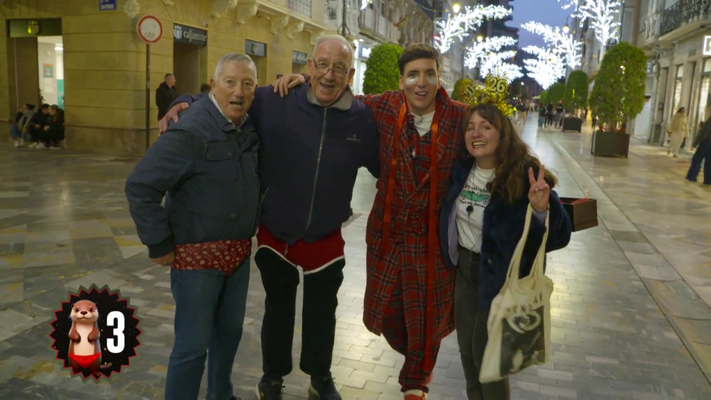 Los retos navideños de Tania durante su paso por 'Lo sabe, no lo sabe' en Cartagena: "¡Sujétalo, Xuso!"