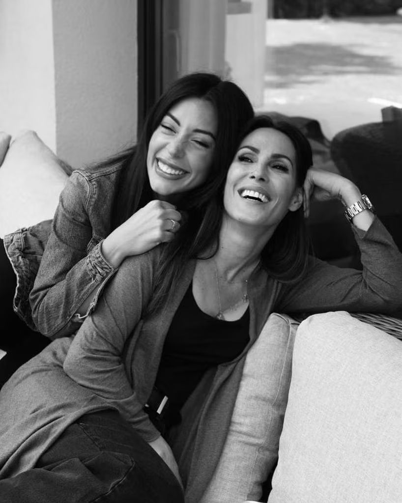 Malú junto a Sol, la novia de Antonio Santana, en su buena época