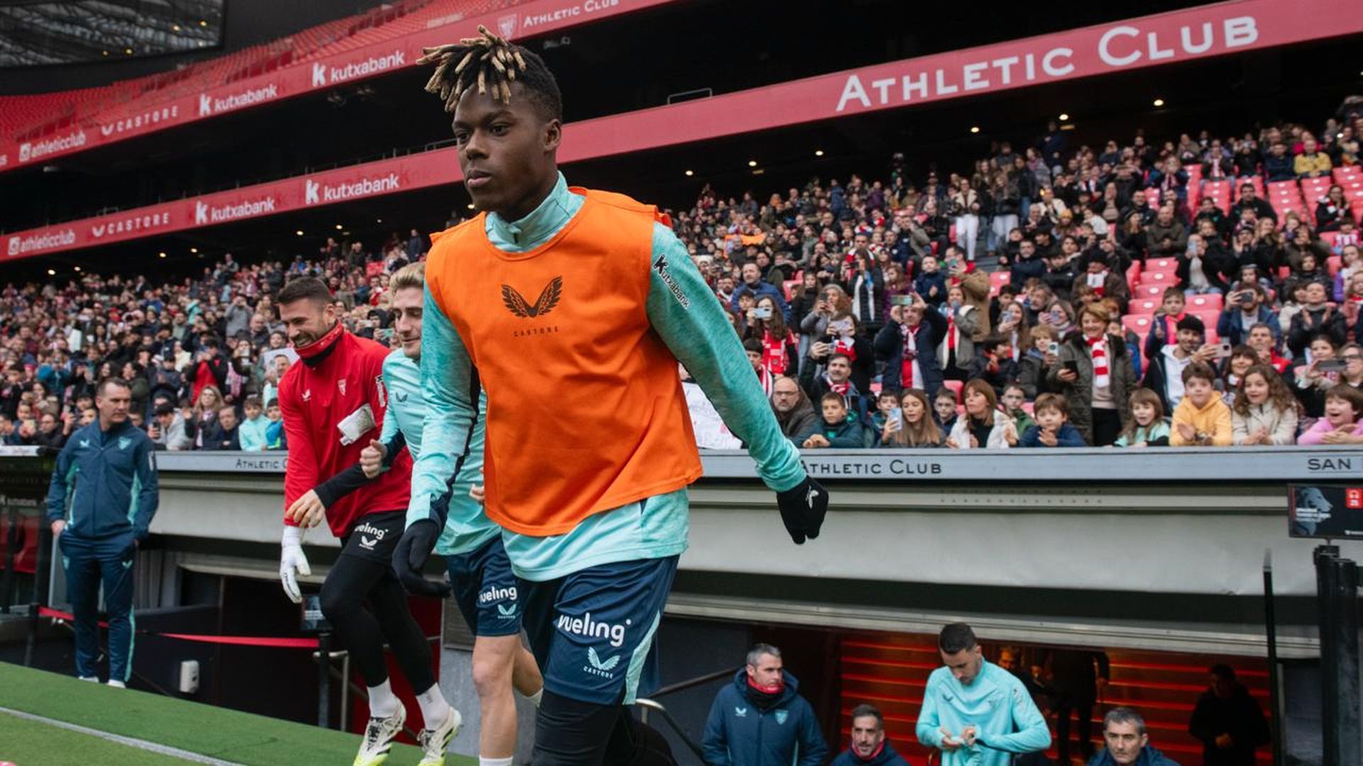 Nico Williams salta al entrenamiento del equipo en San Mamés