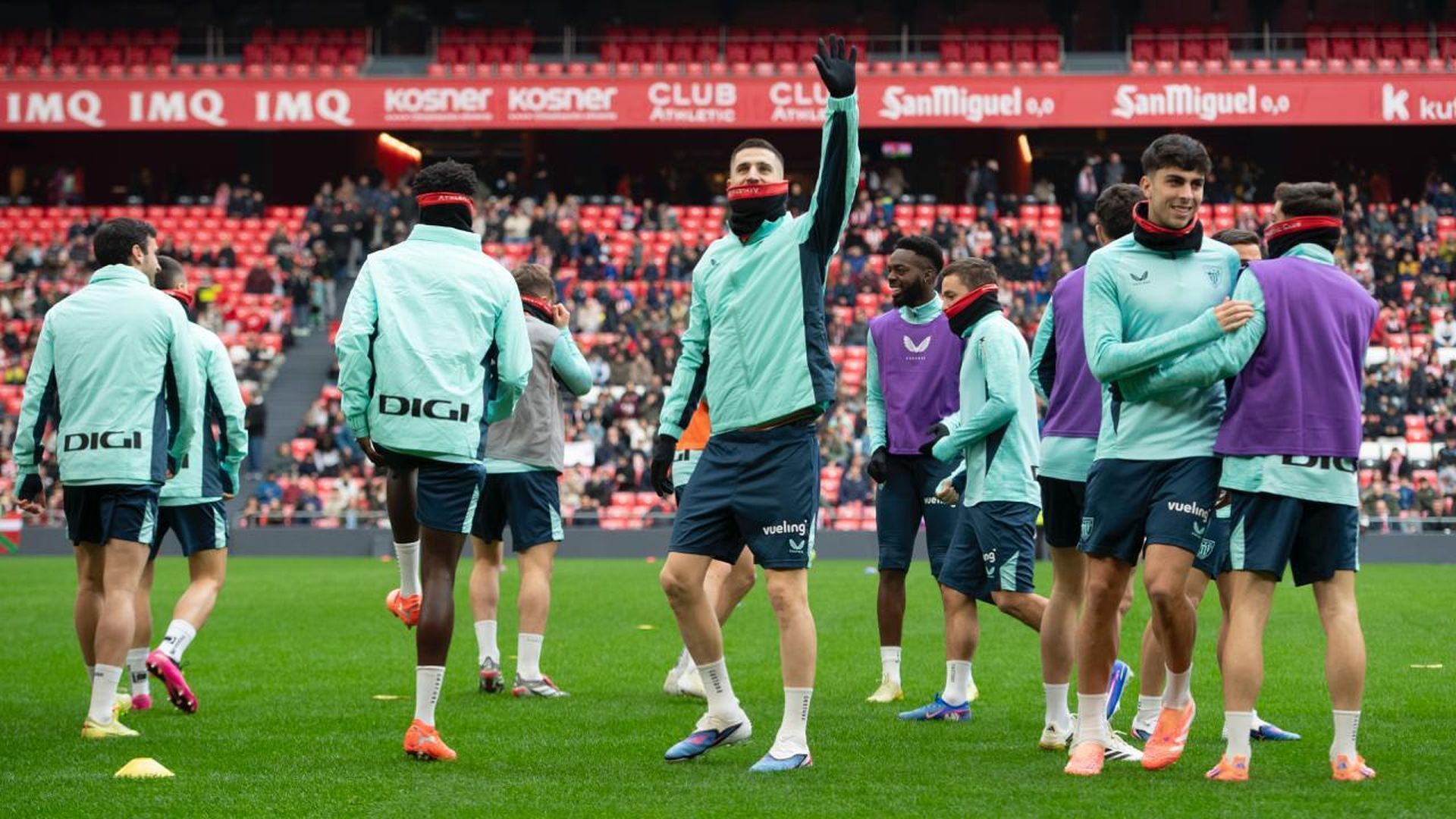 Oihan Sancet saluda en el entrenamiento con la afición en San Mamés