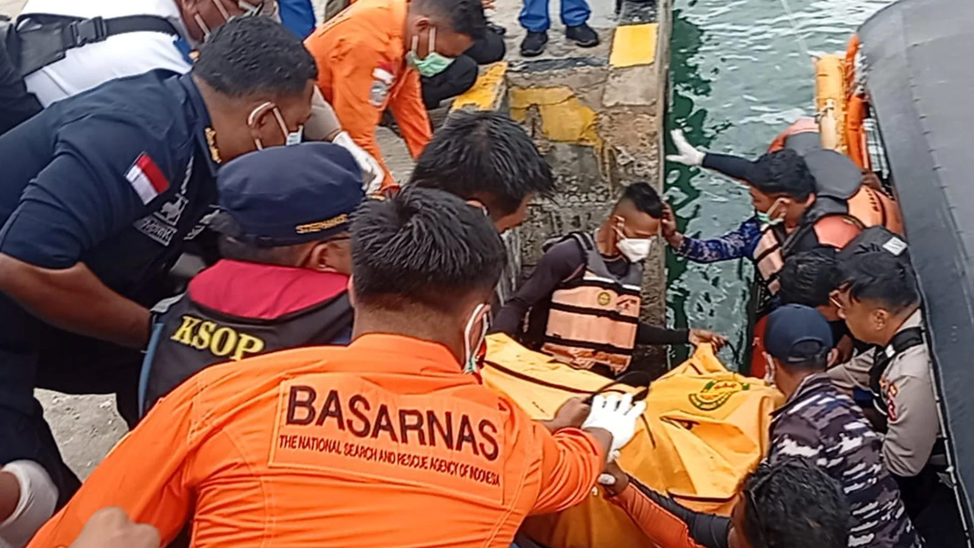 Rescatadores buscan a Fernando Martín y sus hijos