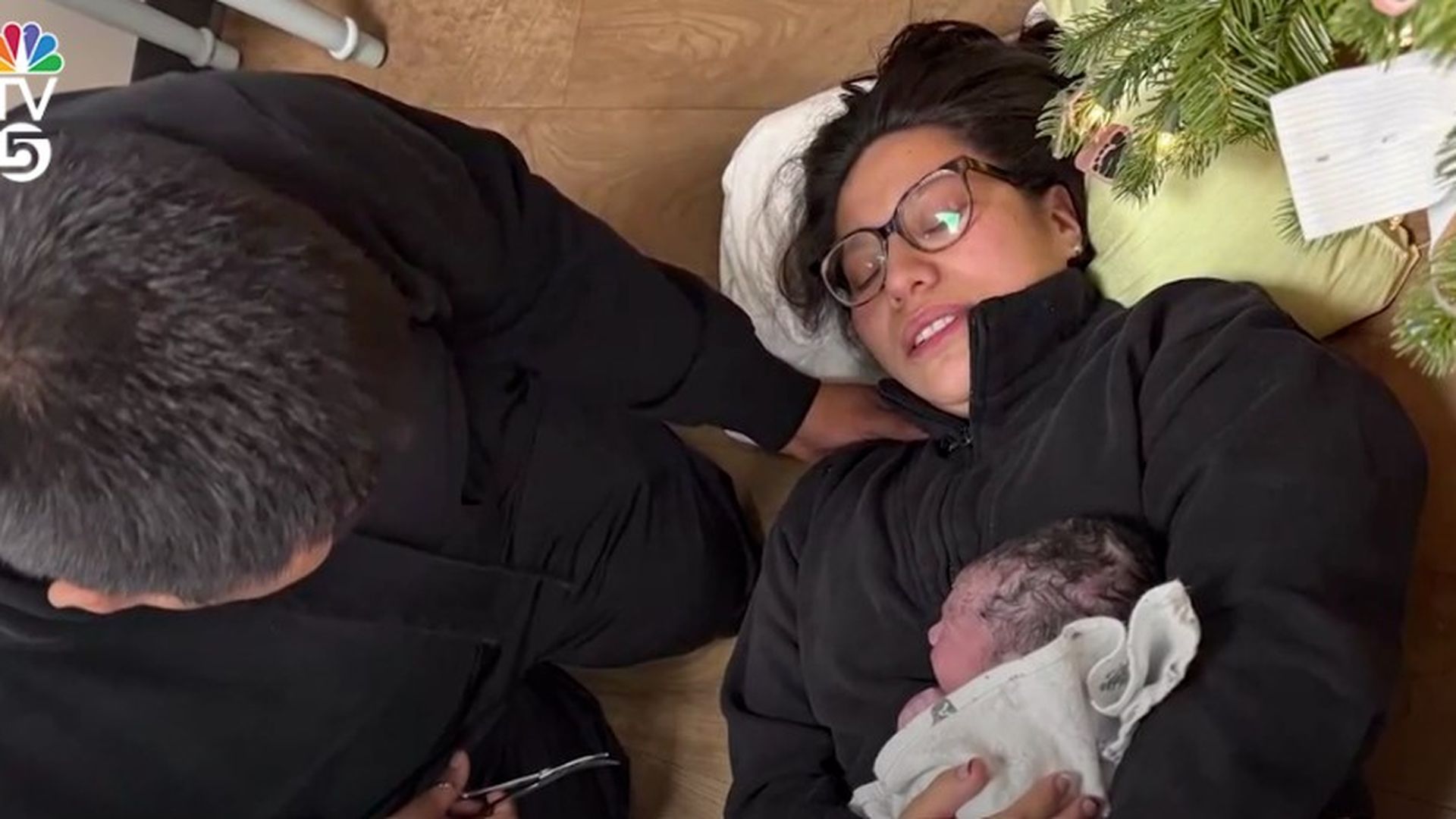 Su bebé nace bajo el árbol de Navidad de un hospital en Utah