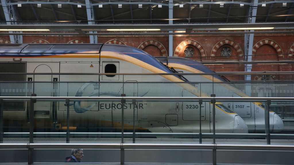 Eurostar reanuda servicios tras el caos, pero alerta de retrasos y cancelaciones por un problema eléctrico
