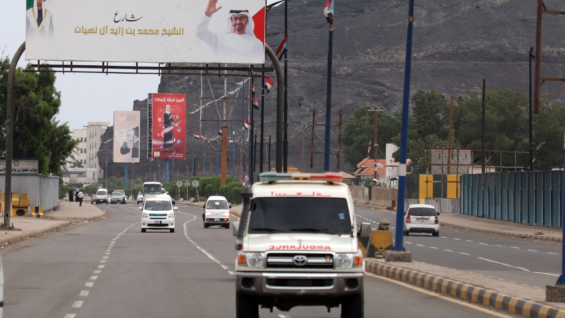 Un coche en una carretera de Arabia Saudí Un coche en una carretera de Arabia Saudí
