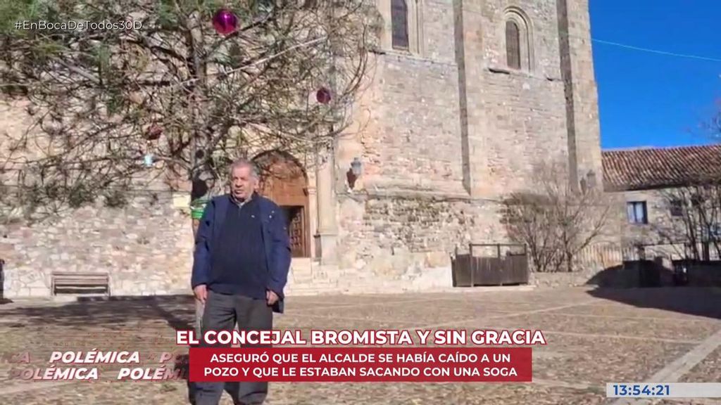 Un concejal socialista demasiado bromista: anuncia que el alcalde popular del pueblo se ha caído a un pozo