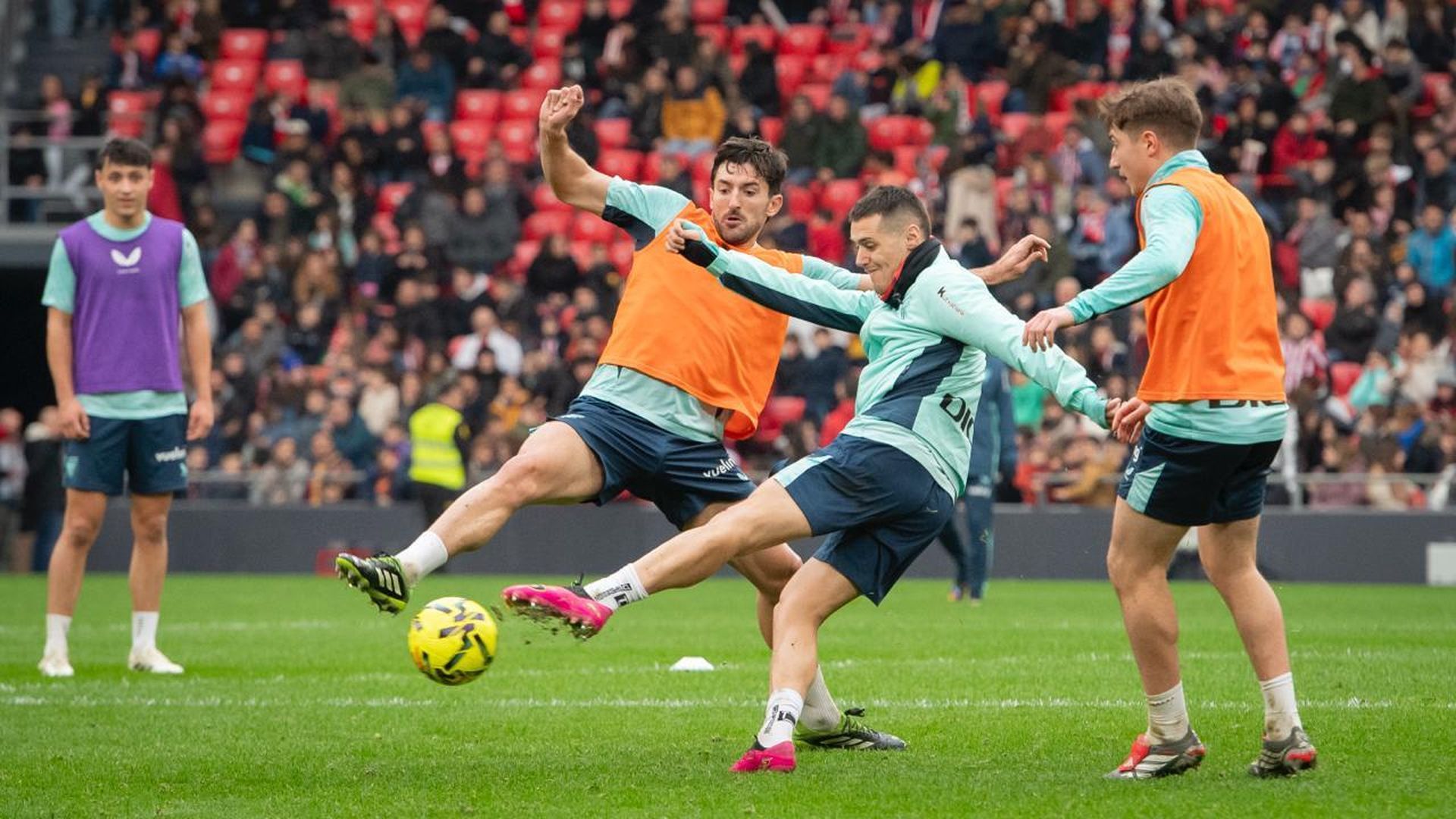 Urko Izeta se ejercita a puertas abiertas en San Mamés