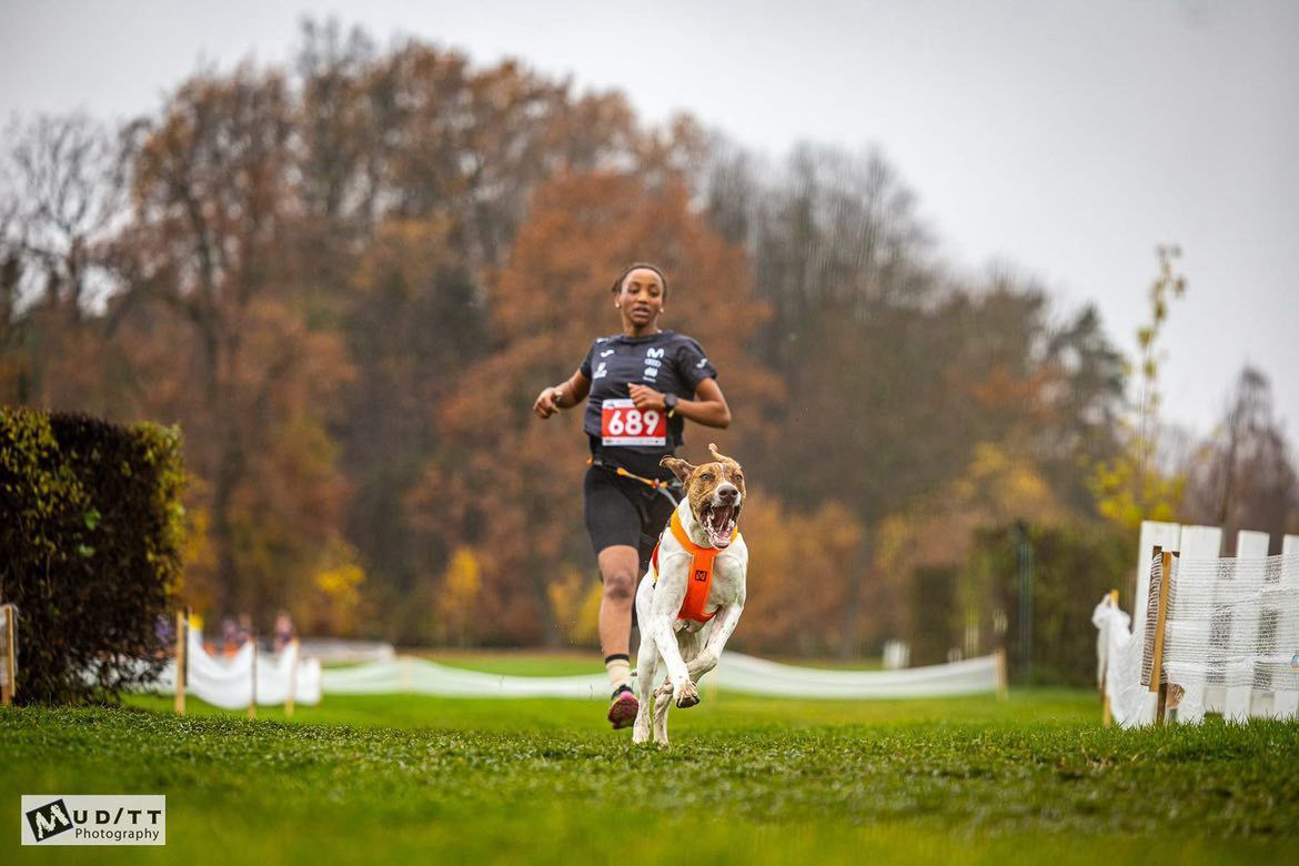 Valeria Batire junto a Azkar en otra de las competiciones de mushing en la especialidad de canicross