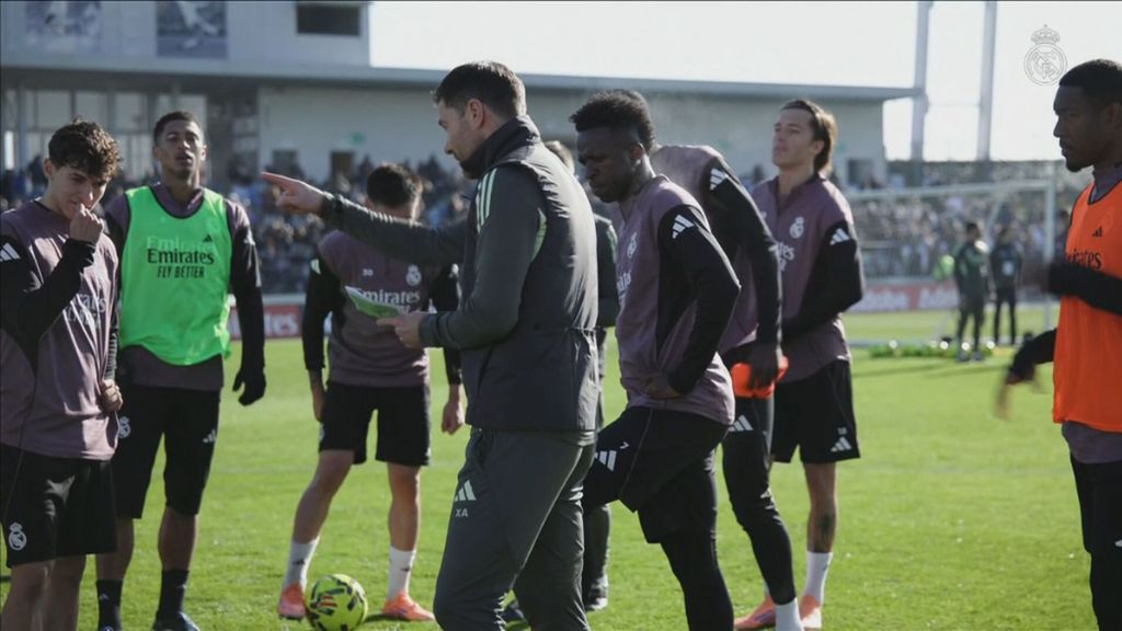 Xabi Alonso no negocia la intensidad en el entrenamiento de puertas abiertas del Real Madrid