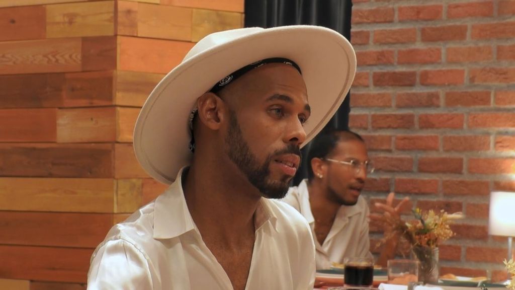 La picante promesa sobre policías que un soltero le ha hecho a su cita: "La pistola la llevo yo"