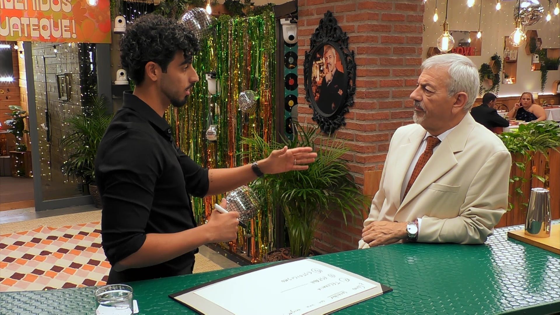 Carlos Sobera, sin palabras con las técnicas de seducción de un soltero afincado en Dubai: “Primero la telepatía”