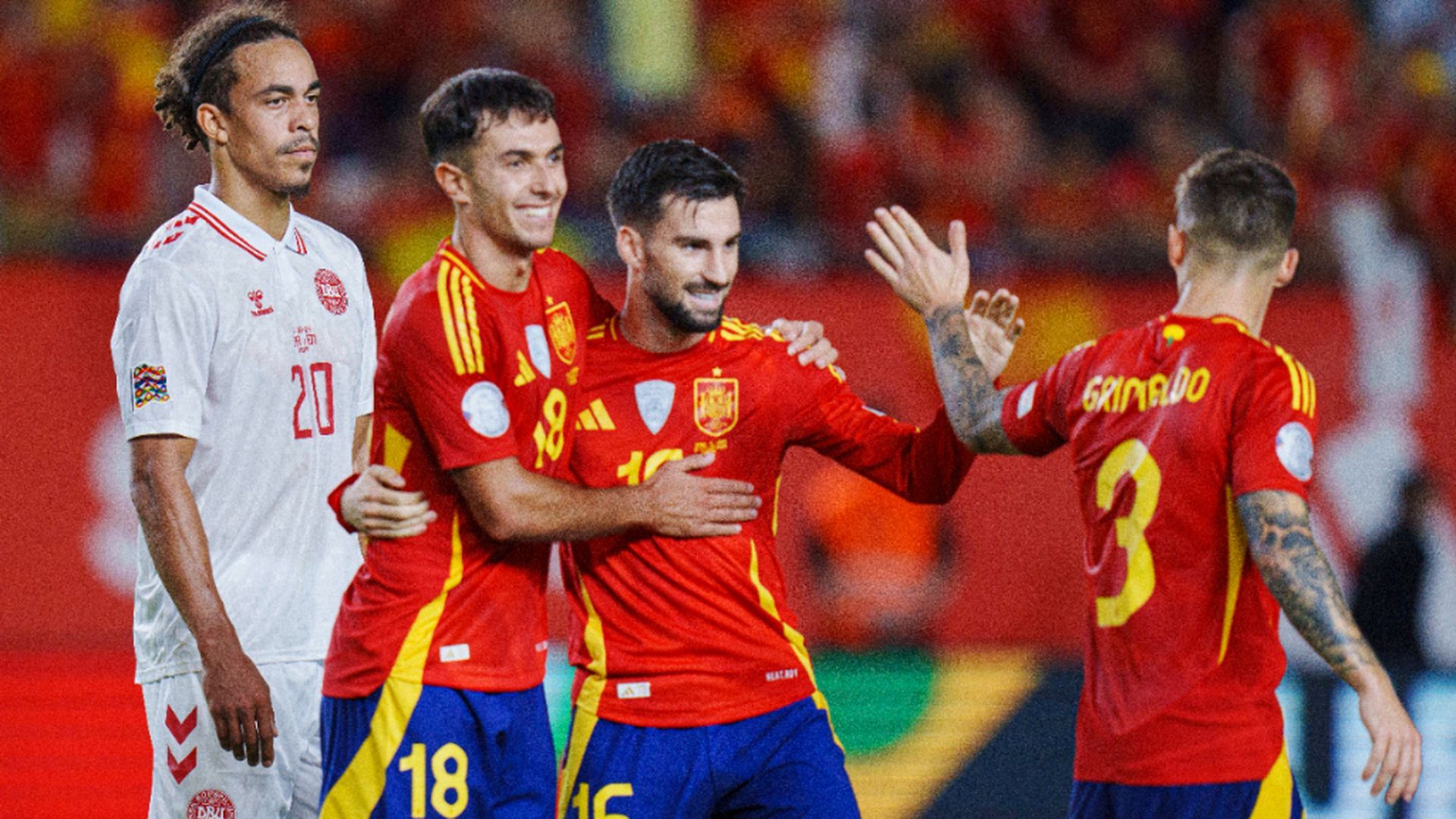 Grimaldo y Álex Baena celebran un gol de España