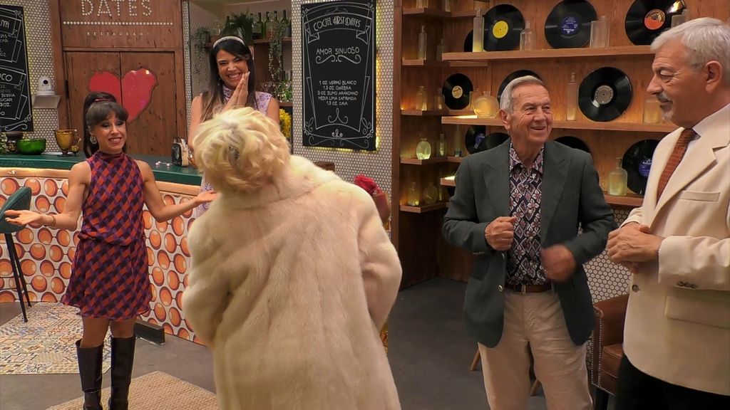 La insólita respuesta de un comensal de ‘First Dates’ que deja a las camareras sin palabras: “El capullo…”