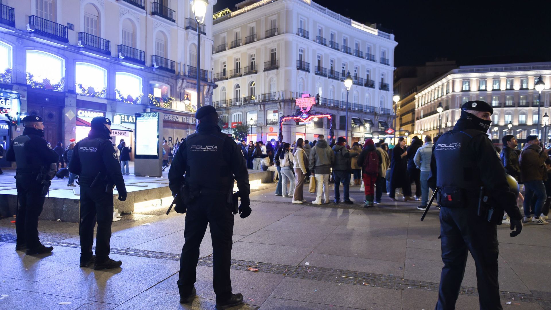 La mítica Puerta del Sol, blindada y con todo preparado para despedir el año y dar la bienvenida a 2026