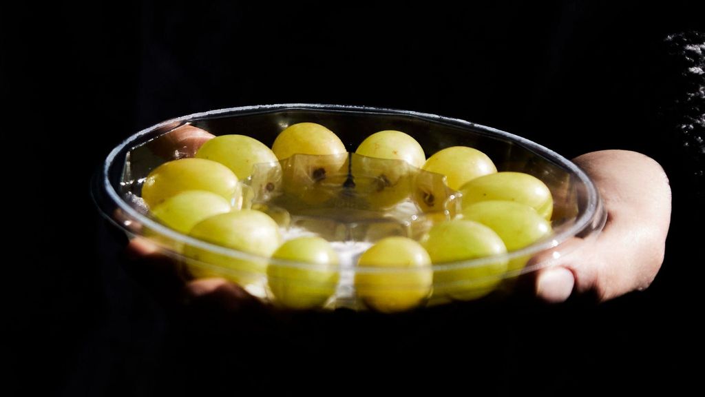 Precaución al tomar las uvas, especialmente en niños