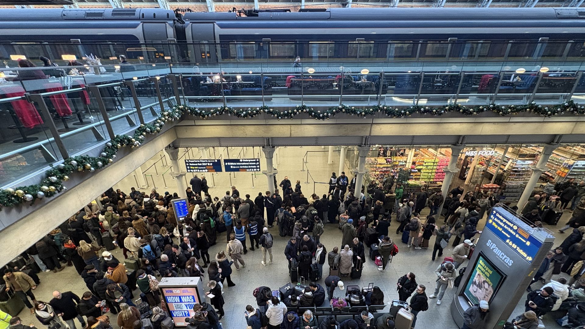 Los servicios de los trenes Eurostar buscan la normalidad tras el caos: siguen operando, pero con retrasos acumulados y sin descartar cancelaciones