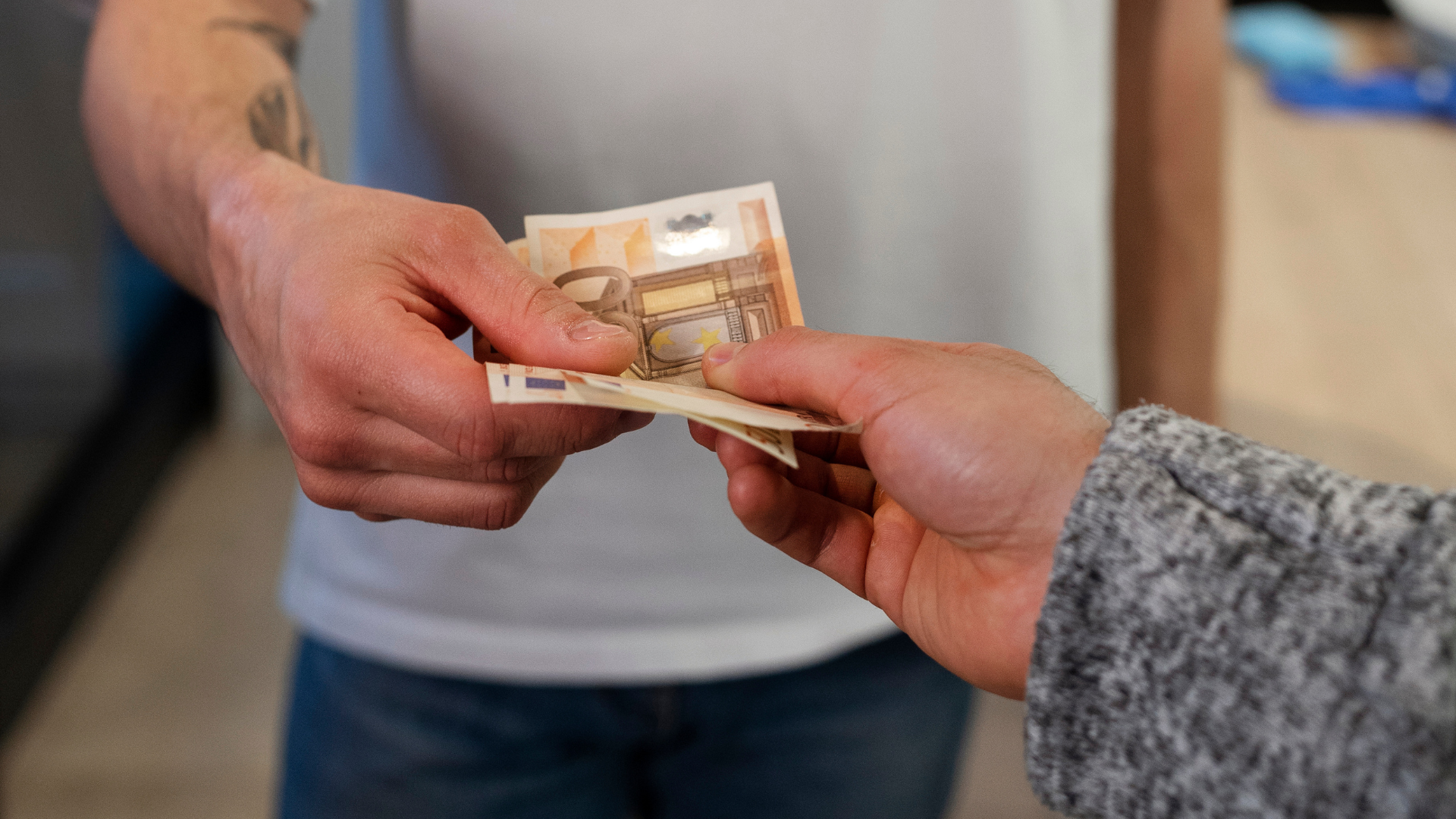 No se permiten fraccionar pagos, dejar señales o aceptar descuentos por pagar “en mano” No se permiten fraccionar pagos, dejar señales o aceptar descuentos por pagar “en mano”