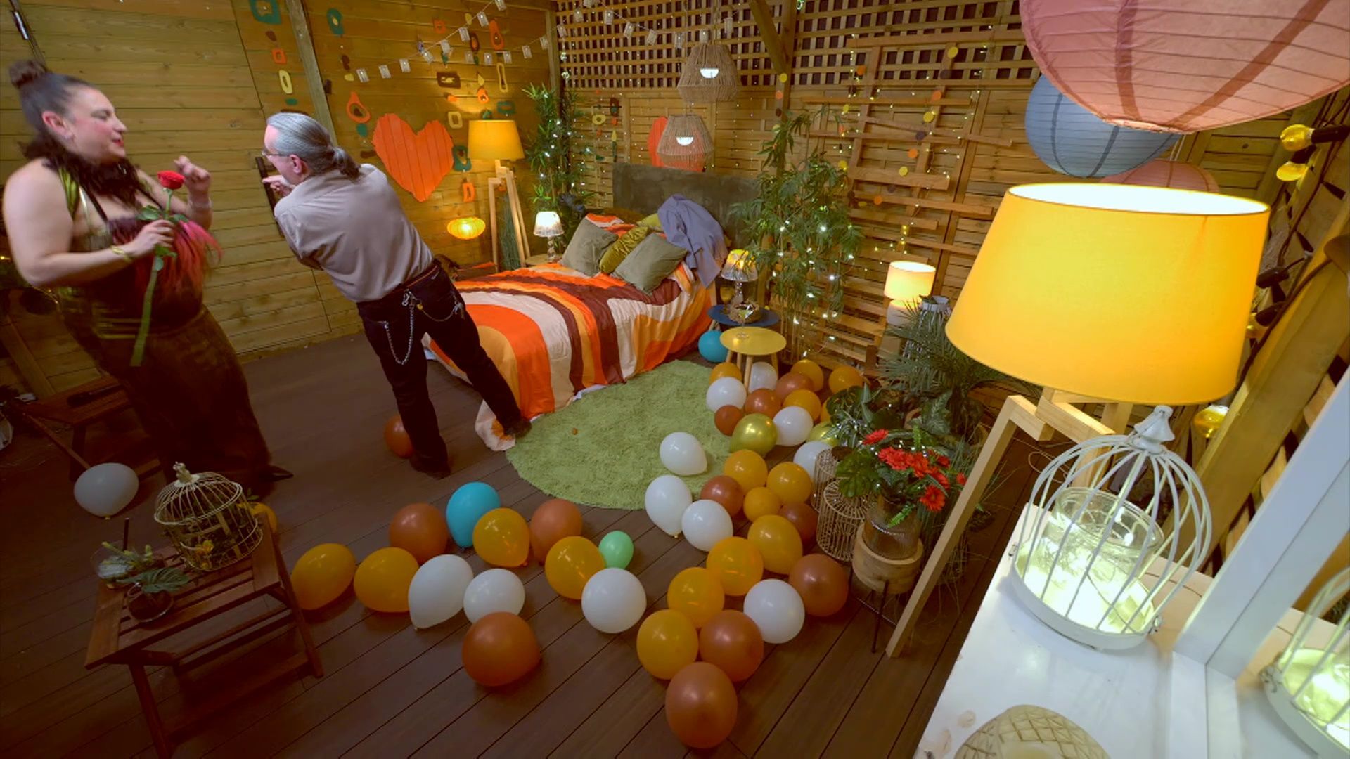 Paco Pepe intenta seducir a su cita en el reservado de 'First Dates'