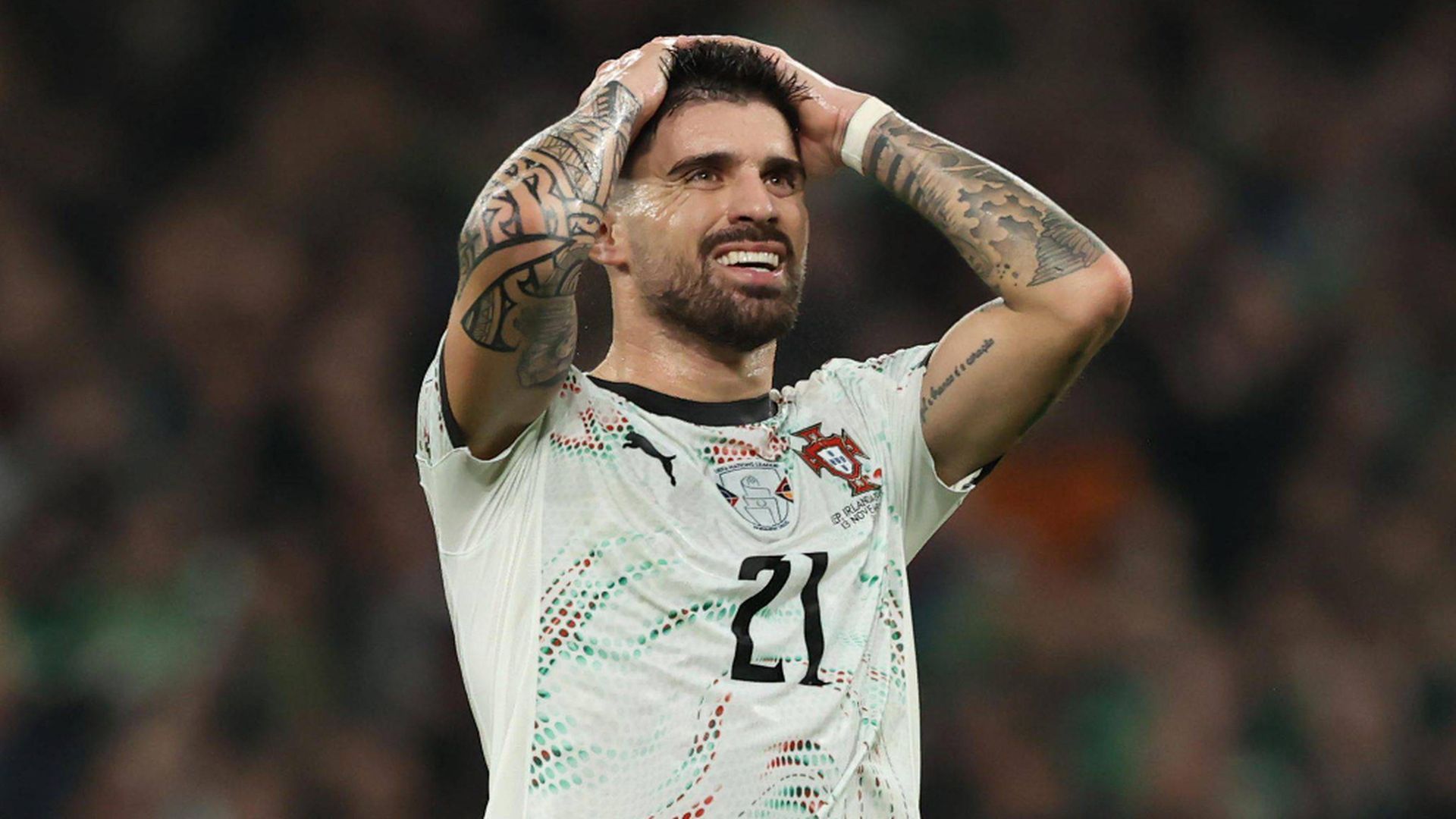 Rubén Neves en un partido con Portugal