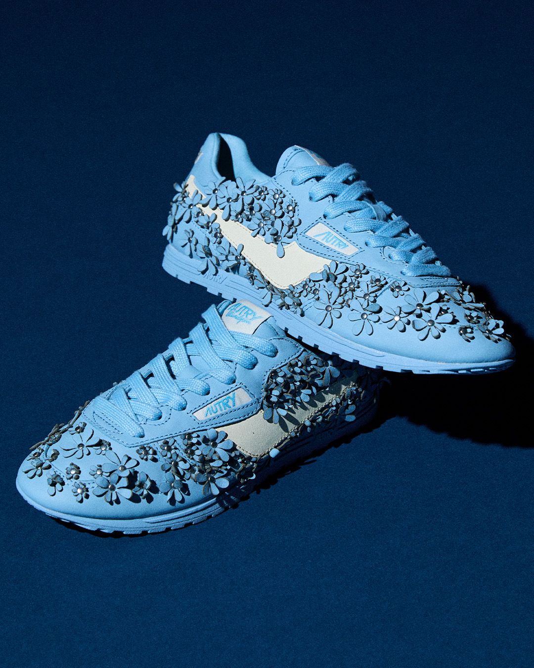 Zapatillas deportivas con flores en relieve de Autry