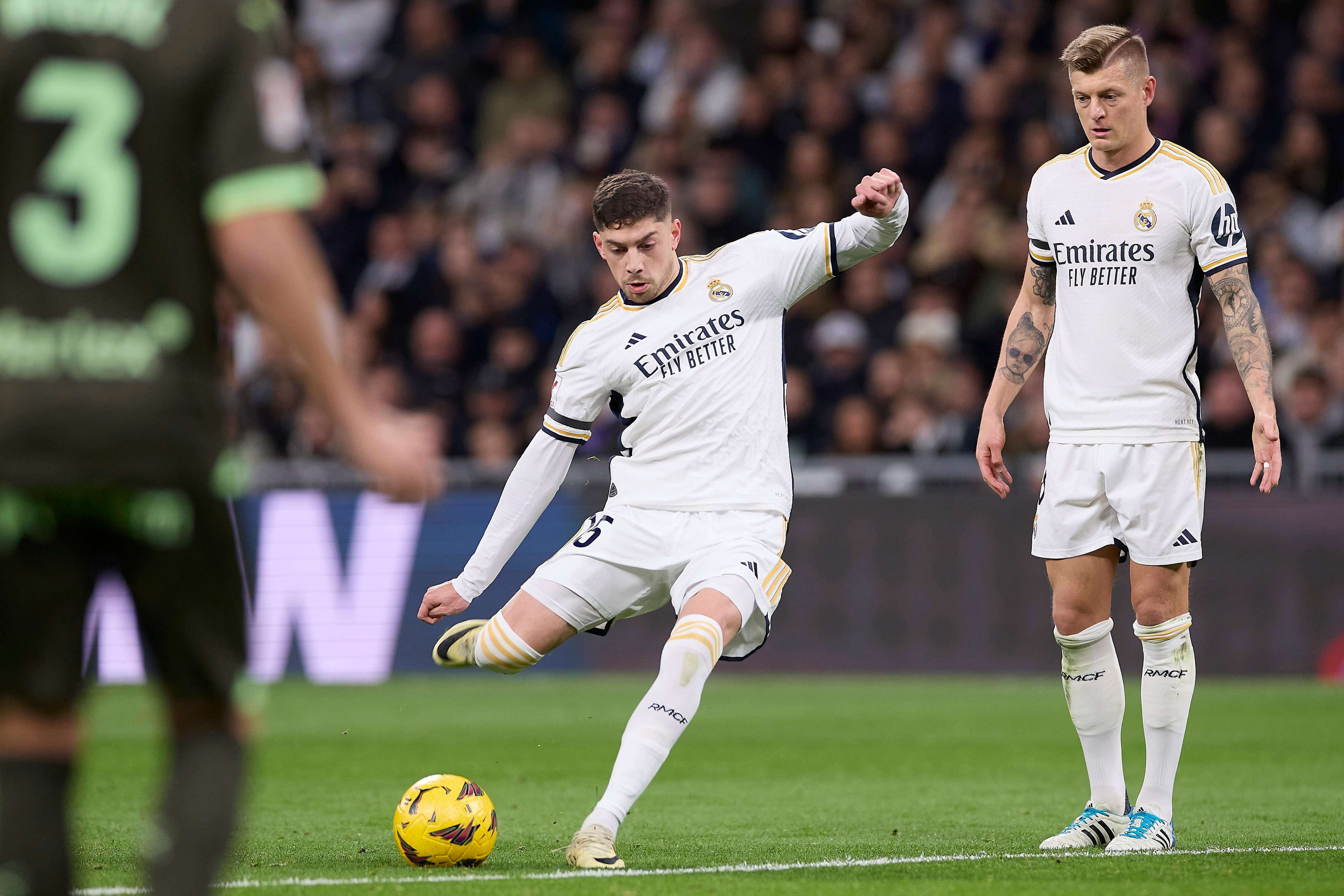Fede Valverde y Toni Kroos en un partido con el Real Madrid en 2024 (Europa Press)