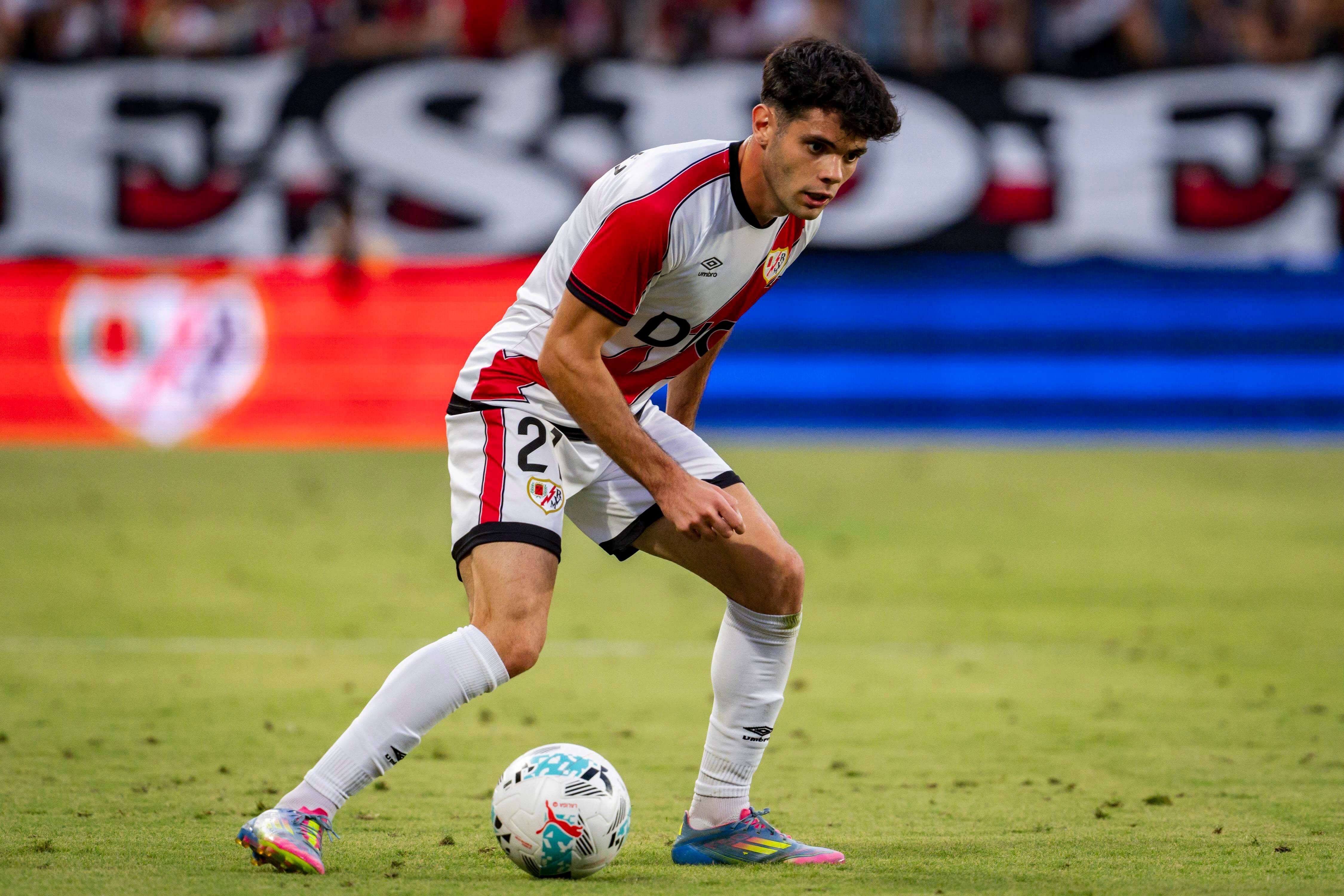  Fran Pérez jugando en la Conference League (Cordon Press)