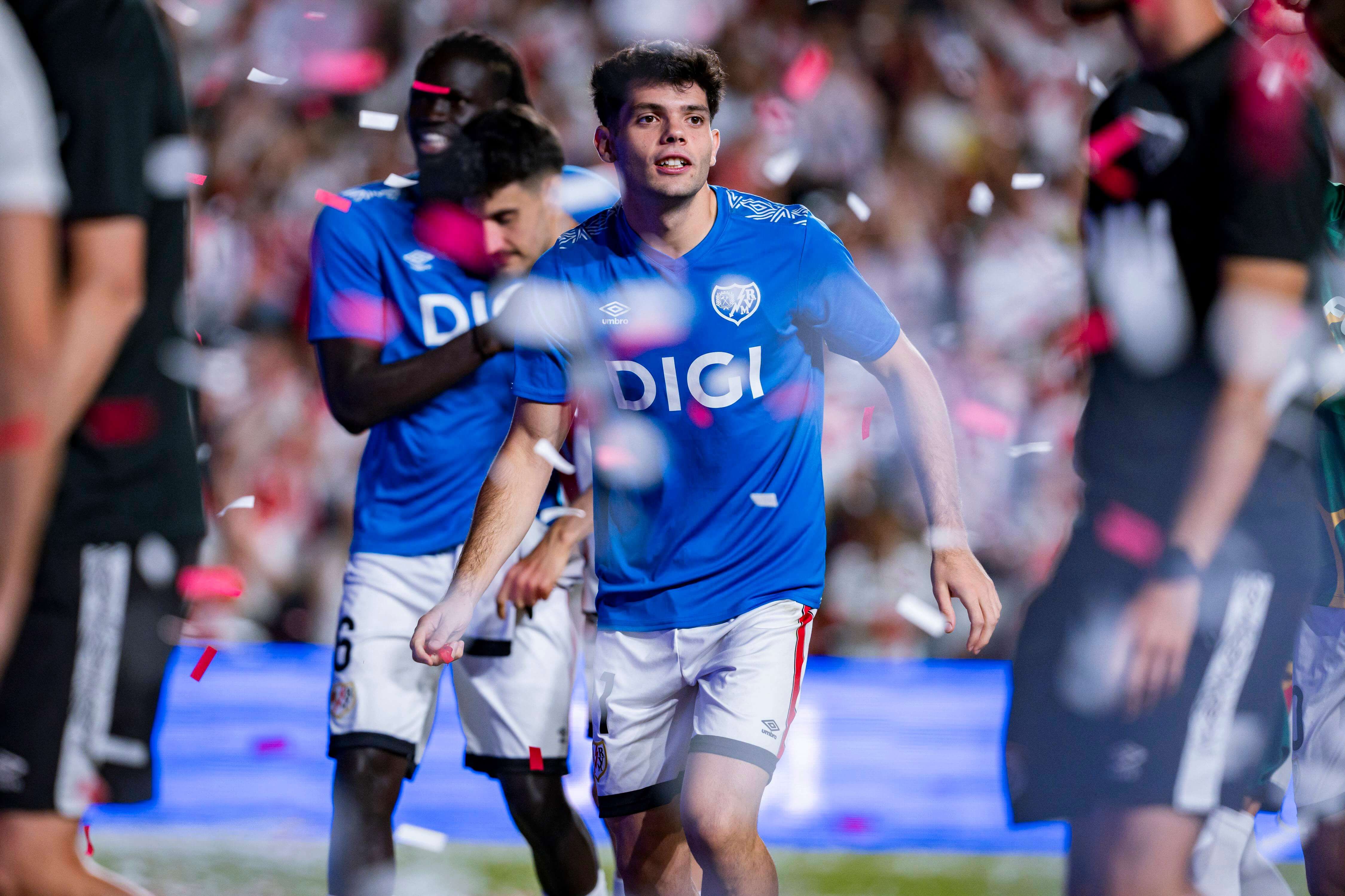 Fran Pérez cantando con la afición del Rayo Vallecano (Cordon Press)